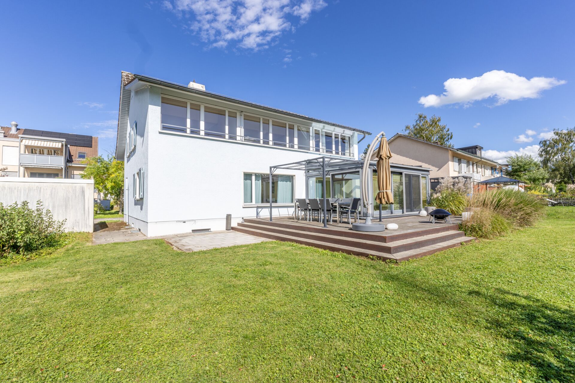 Freistehendes Haus mit großer Terrasse und Garten