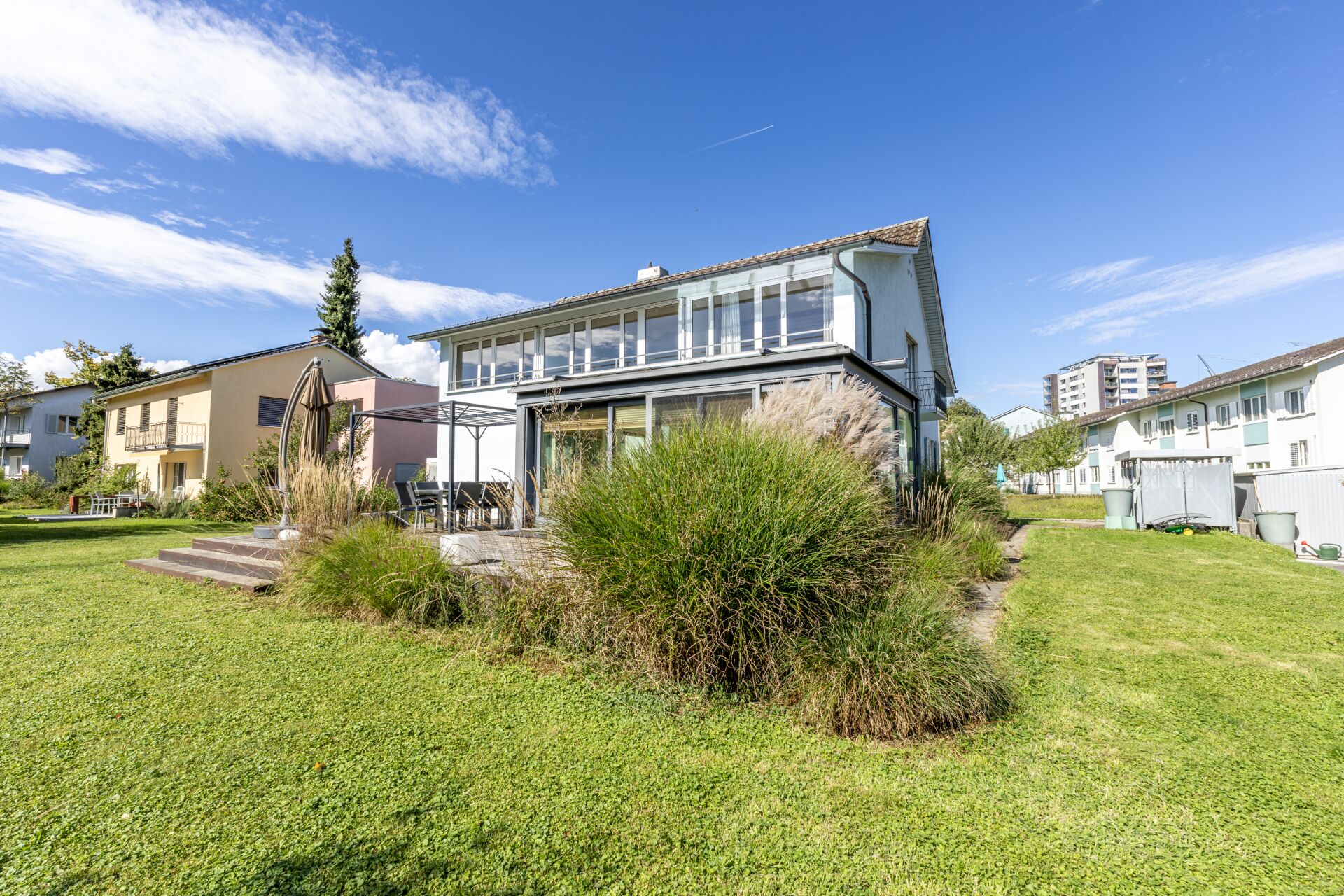 Großes Einfamilienhaus mit Garten und Terrasse