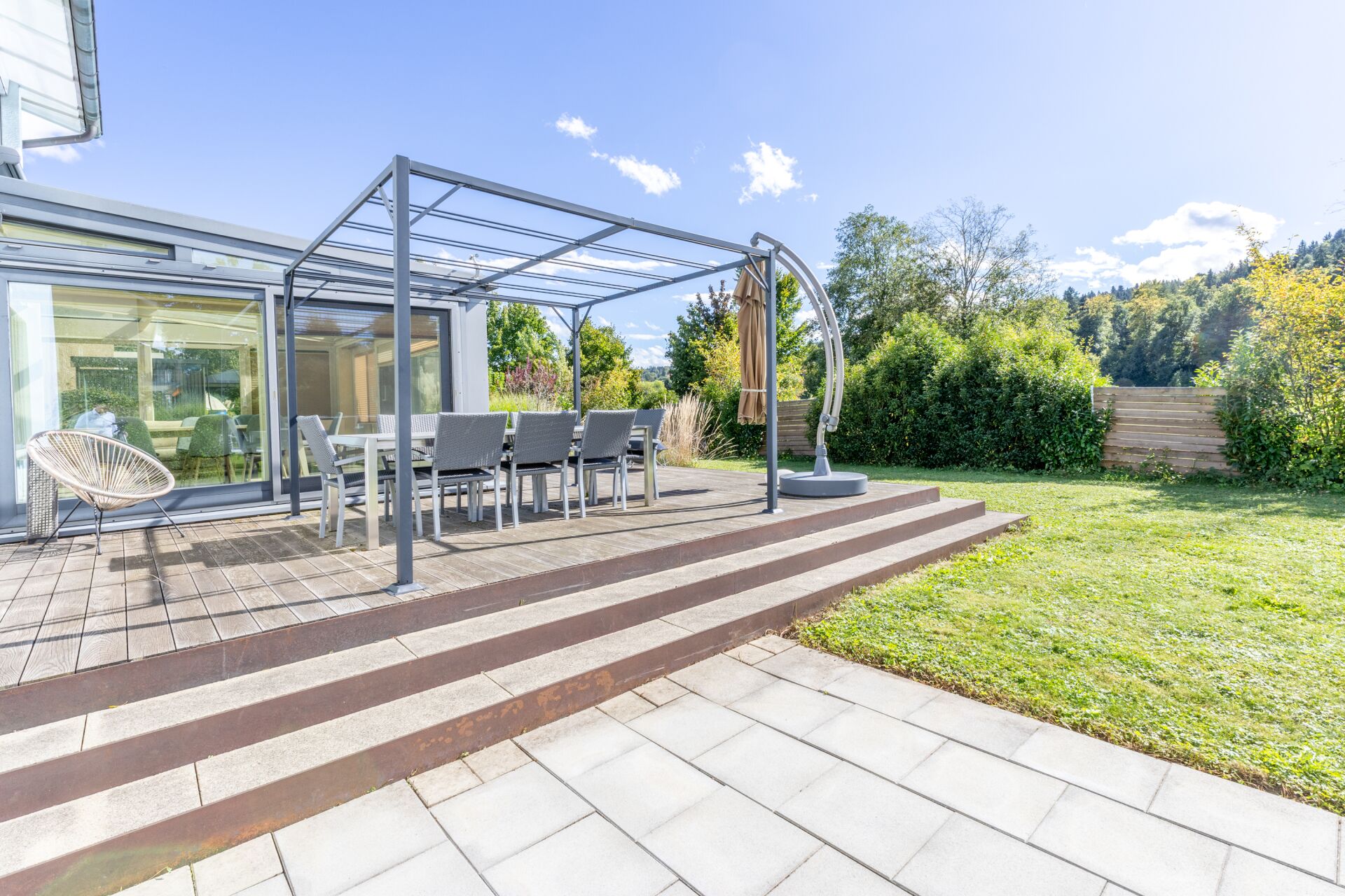 Großzügige Terrasse mit Gartenlounge
