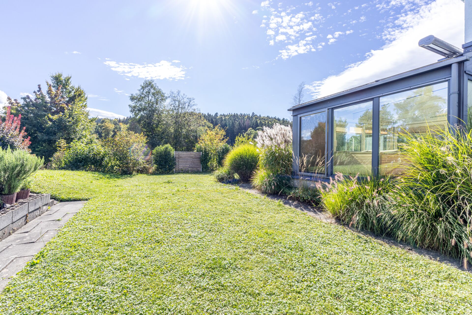 Moderner Garten mit Glasfront
