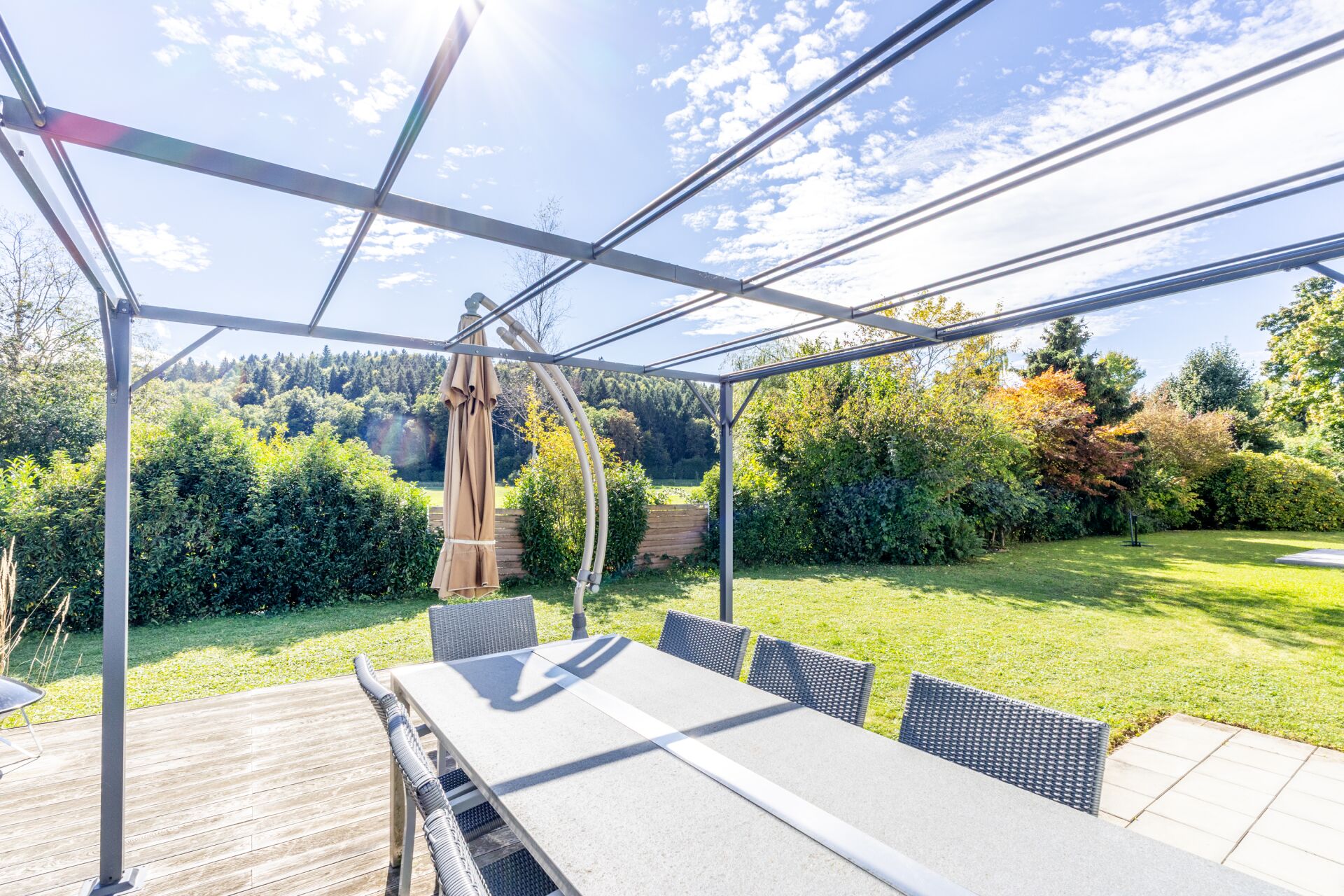 Überdachte Terrasse mit Gartenblick