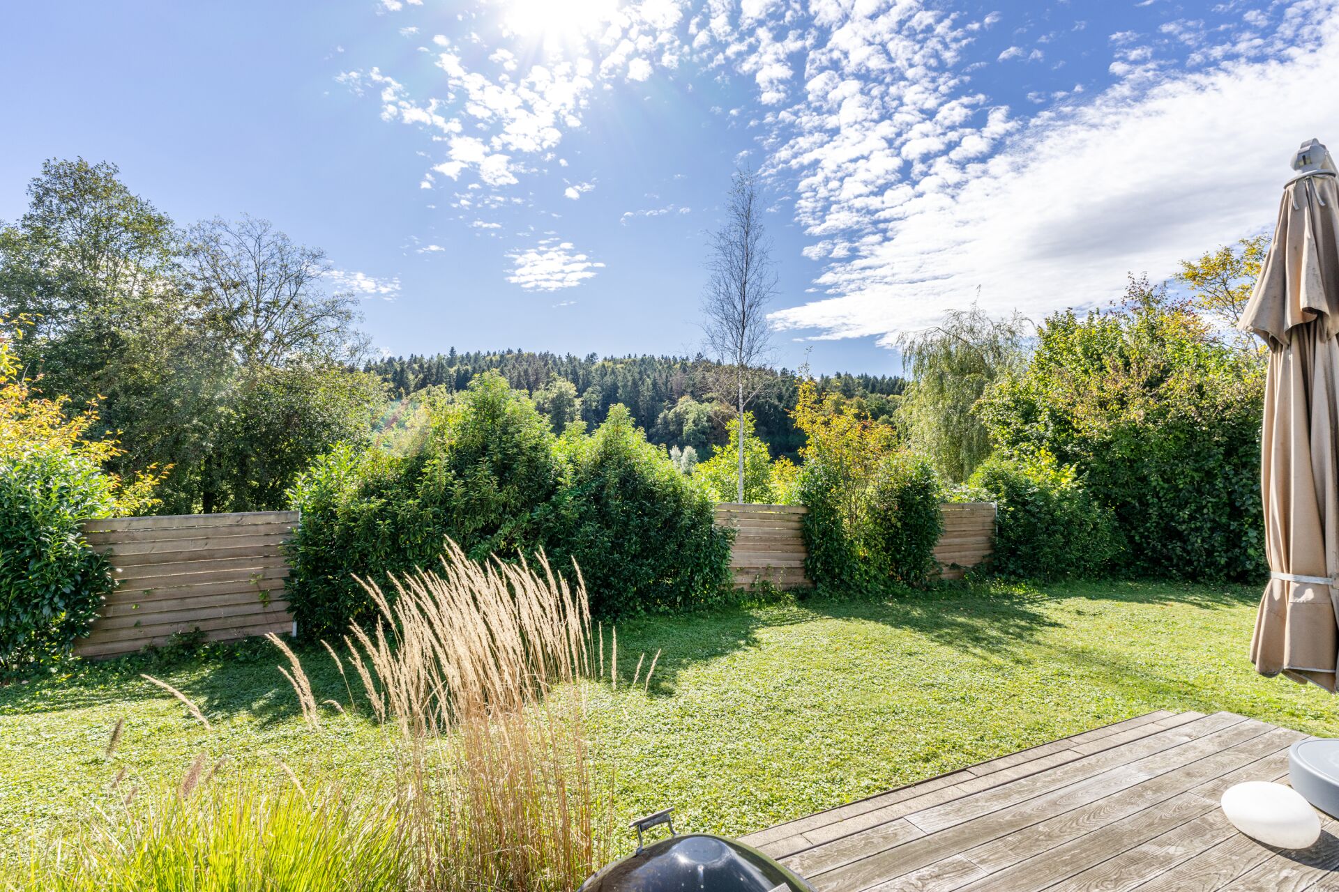 Garten mit Terrasse und weitem Grünblick