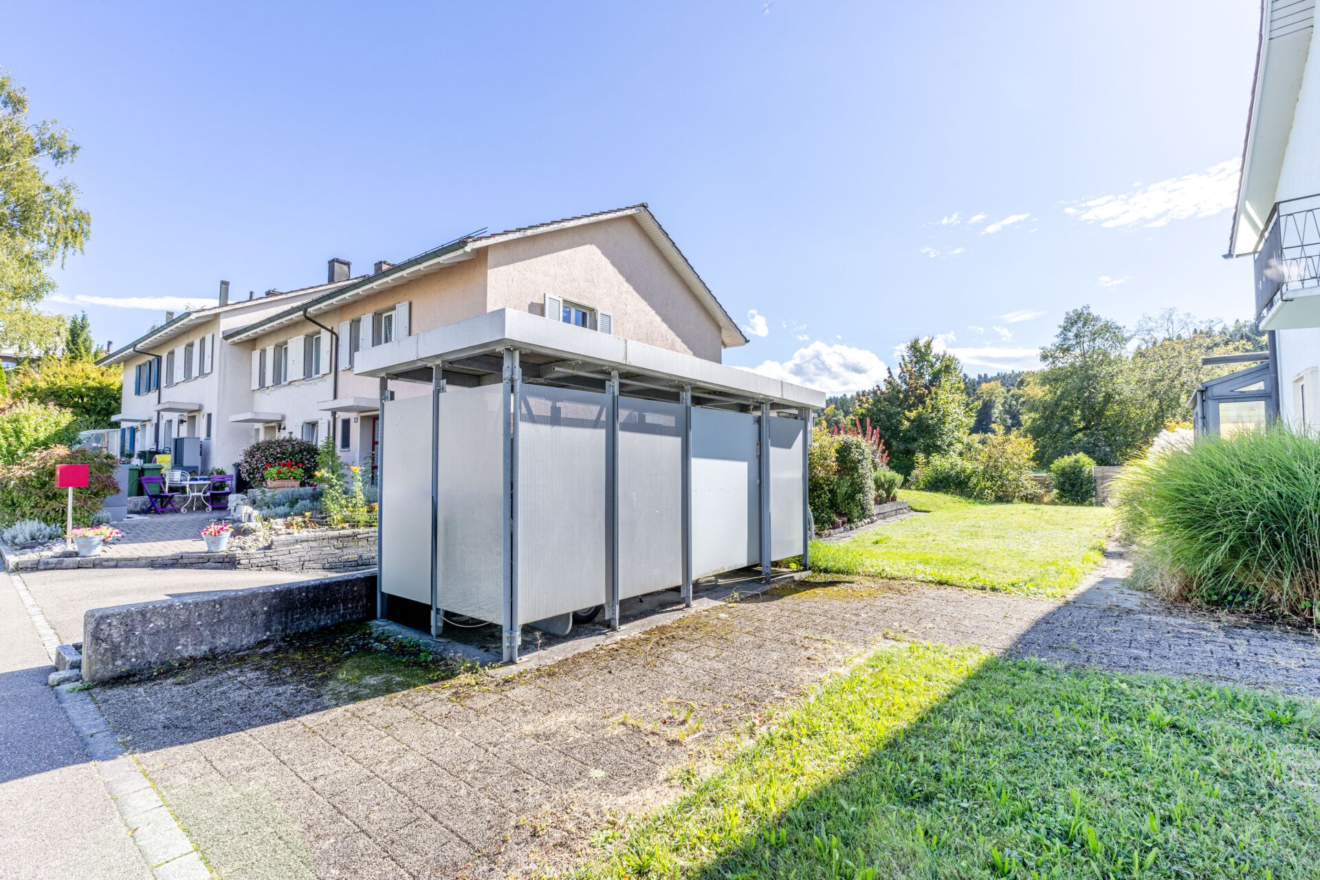 Wohnhaus mit Garten und Carport
