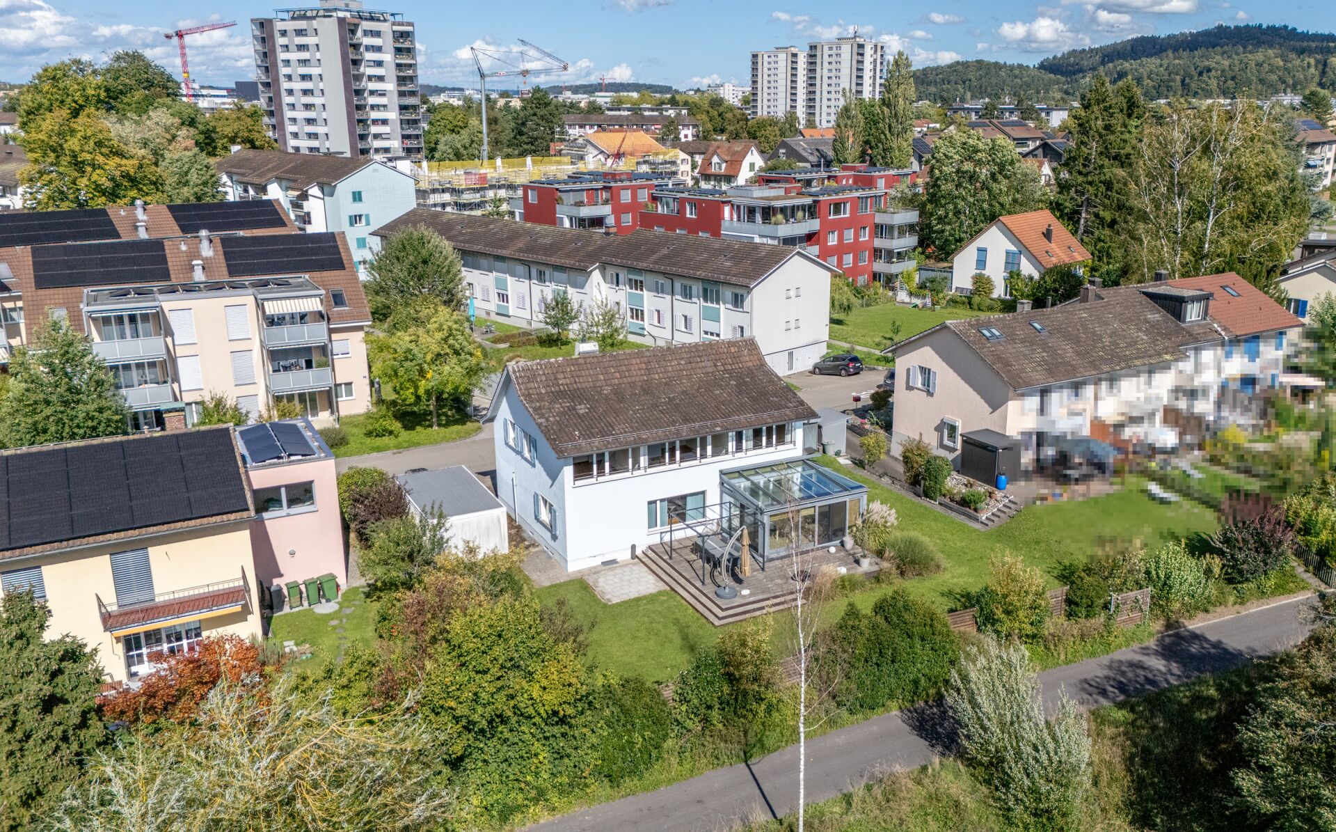 Luftaufnahme eines Wohnquartiers mit Einfamilienhaus und Garten