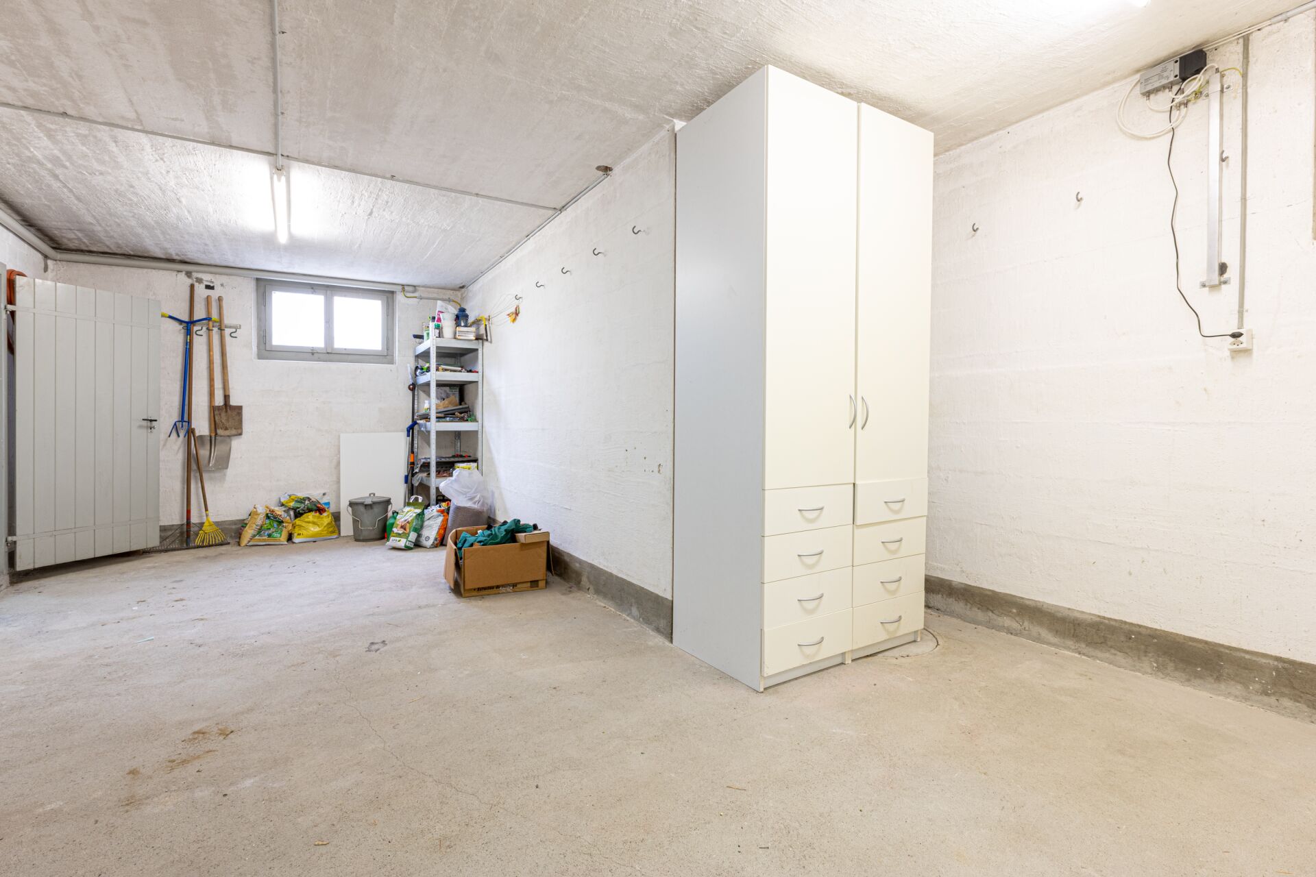 Garage oder Abstellraum mit einfachem Stauraum