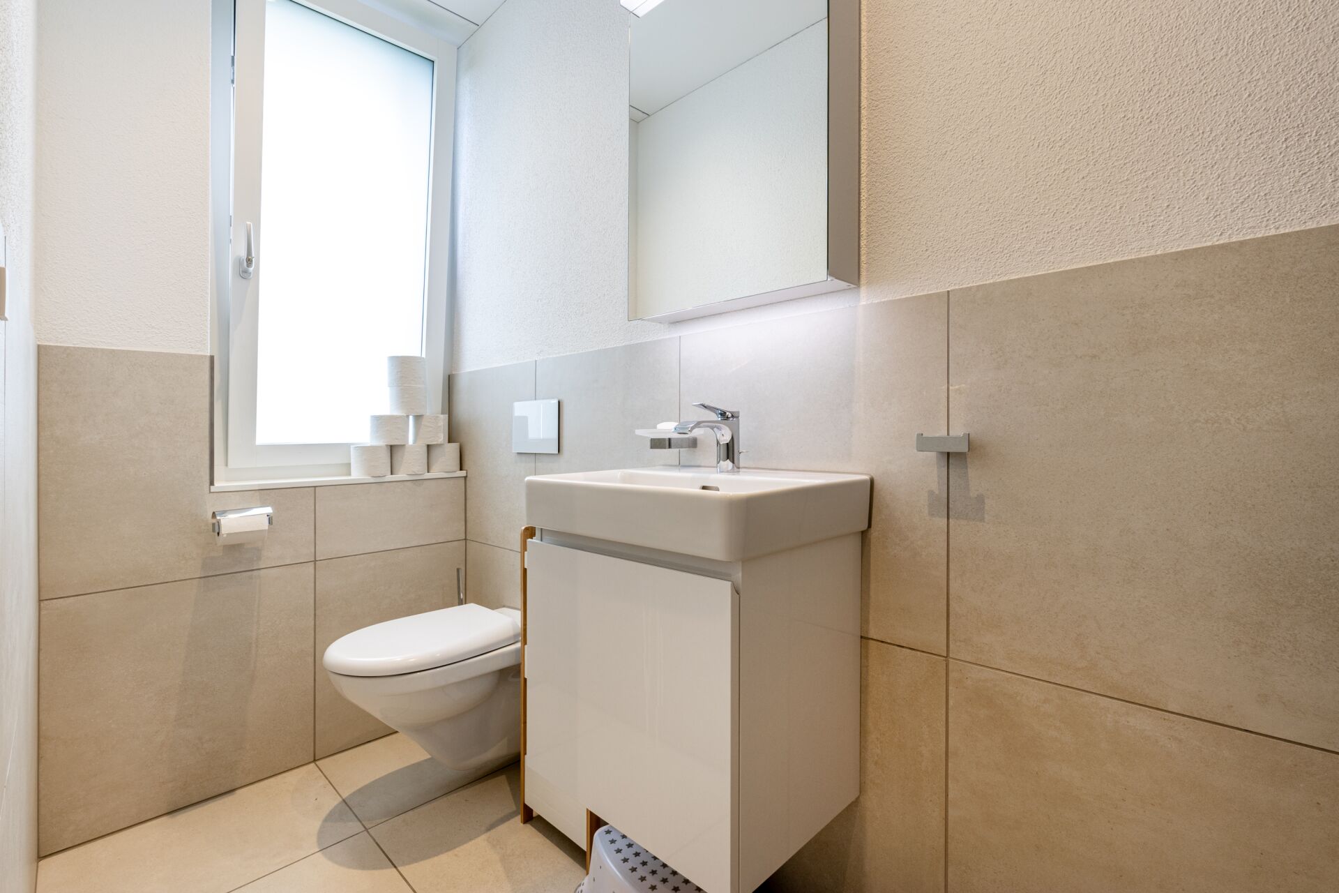 Helles Gäste-WC mit Fenster und Waschtisch