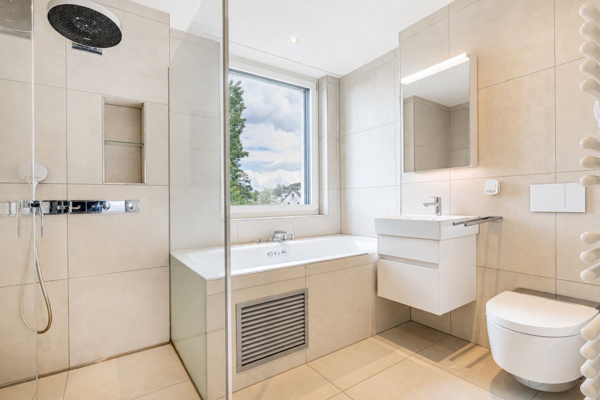 Modernes Badezimmer mit Badewanne, Dusche und Fenster