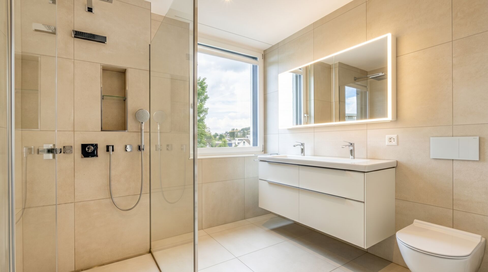 Modernes Badezimmer mit Walk-in-Dusche und beleuchtetem Spiegel
