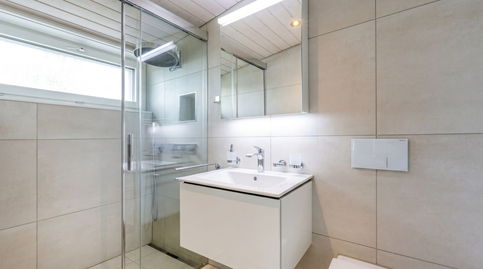 Modernes Badezimmer mit begehbarer Dusche und Waschtisch