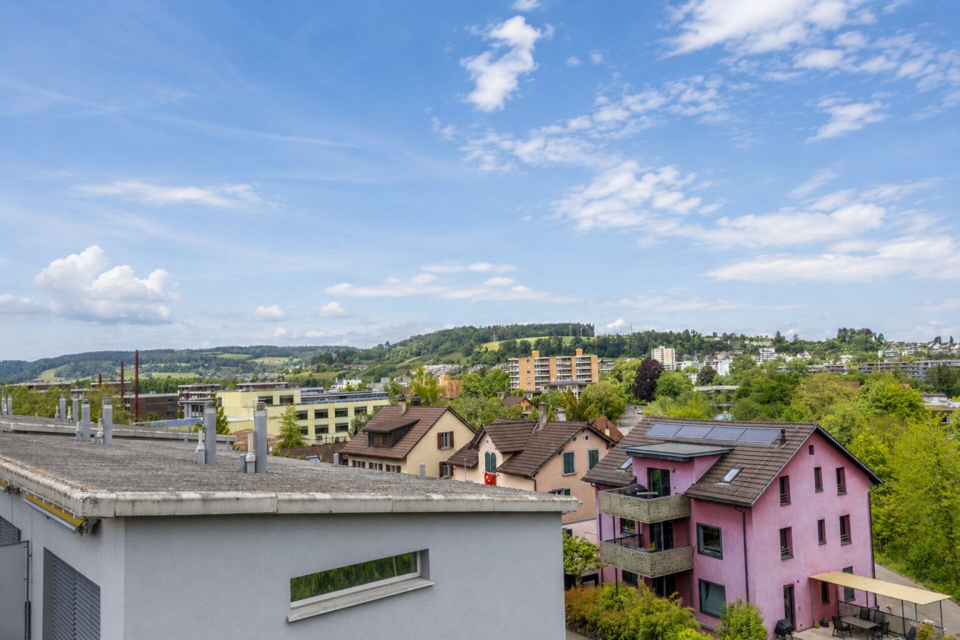 Stadt- und Landschaftsblick von einer Dachterrasse
