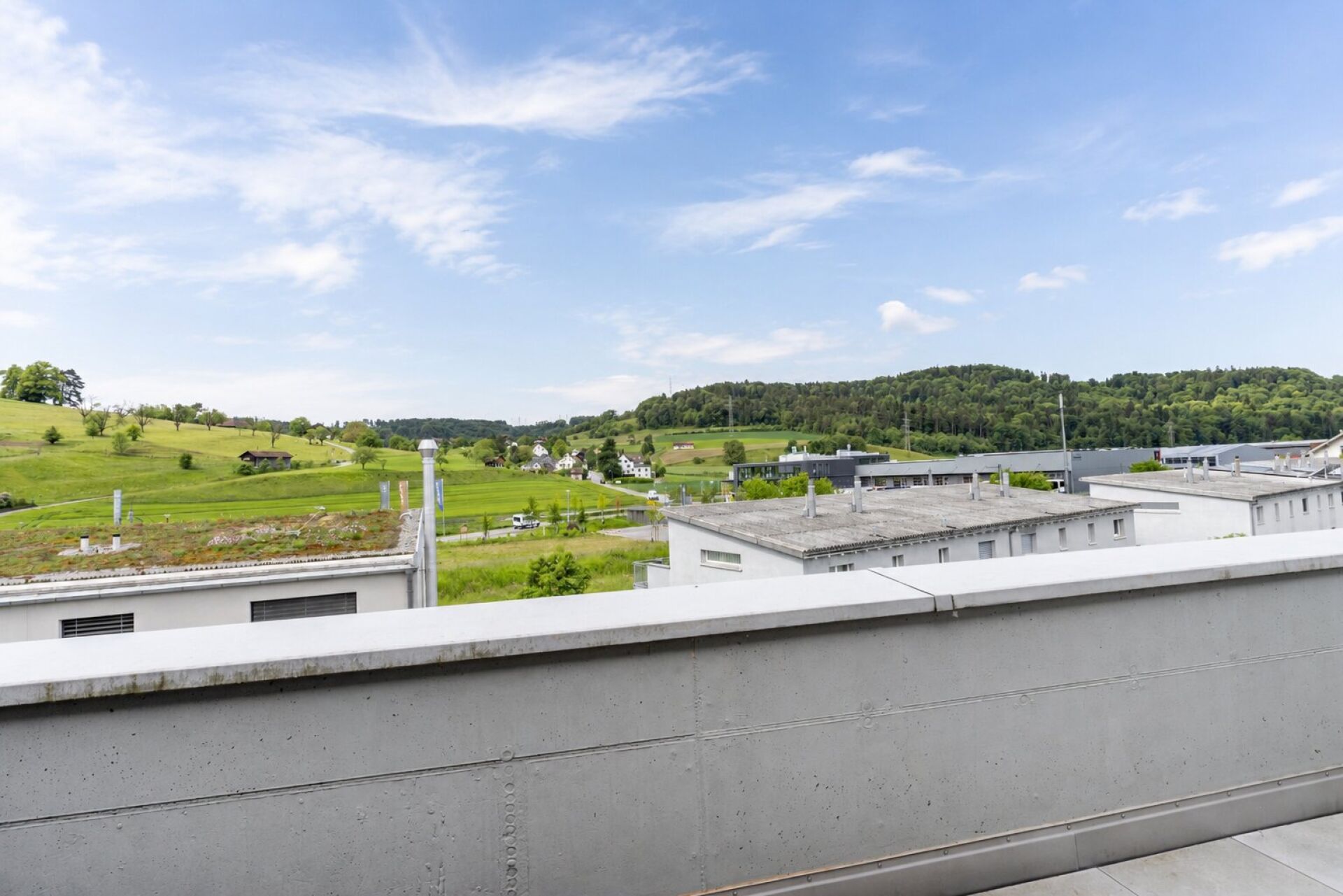 Blick von einer Dachterrasse ins grüne Umland