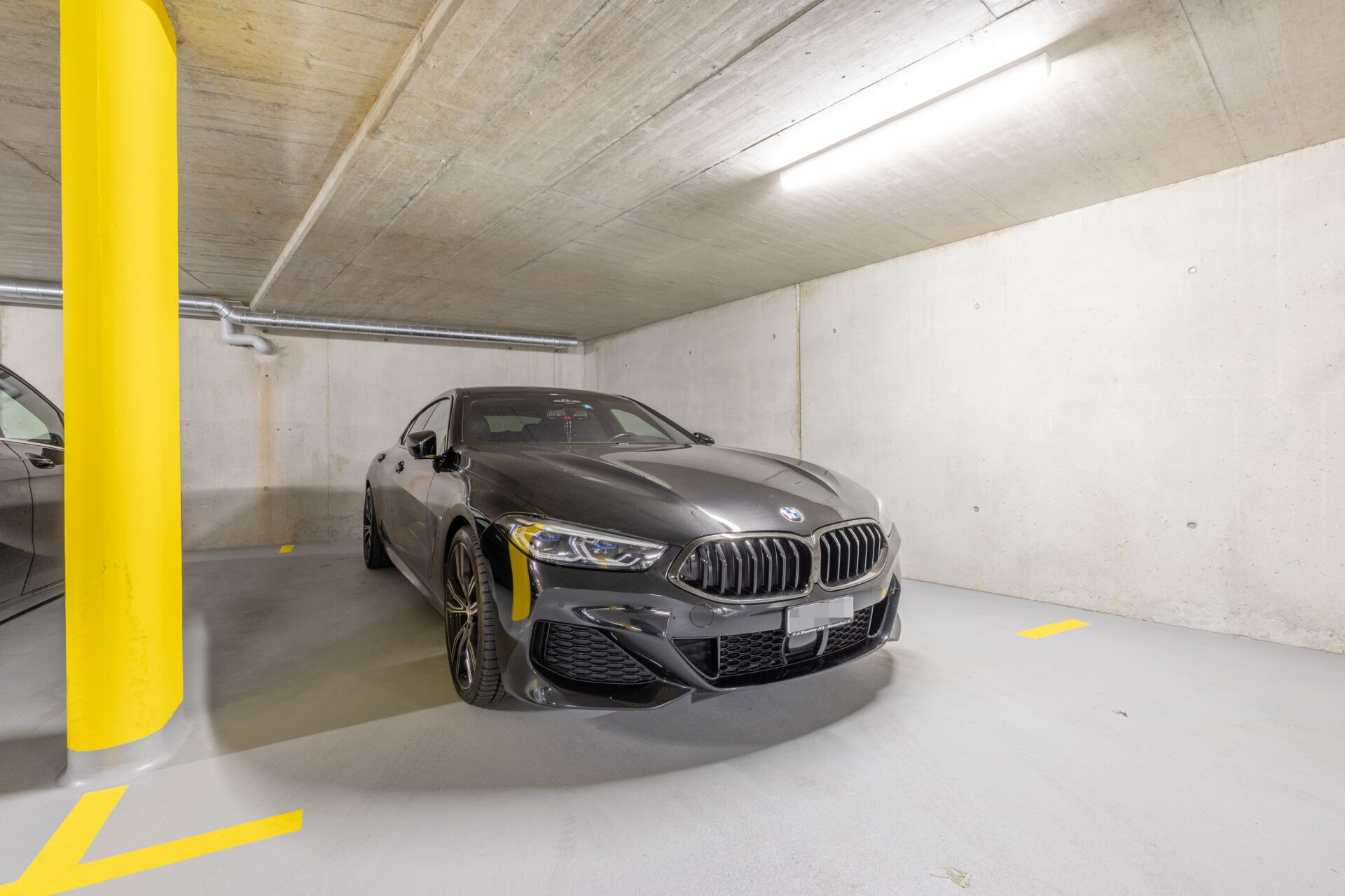 Tiefgarage mit Sportwagen
