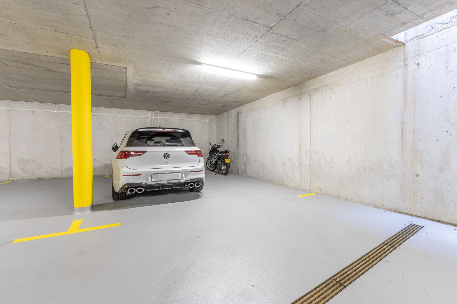 Tiefgarage mit Fahrzeugen
