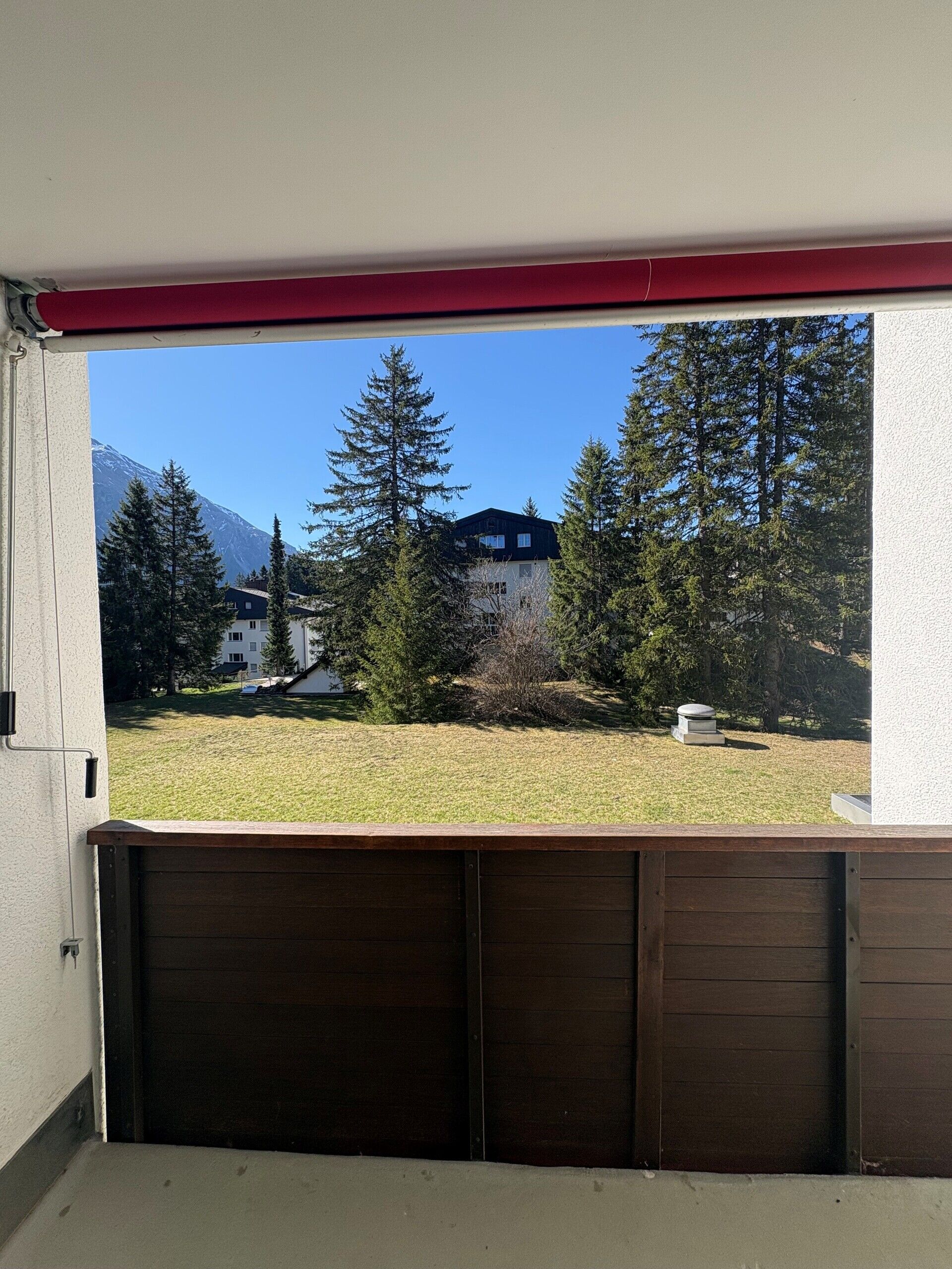 Balkon mit Berg- und Gartenblick
