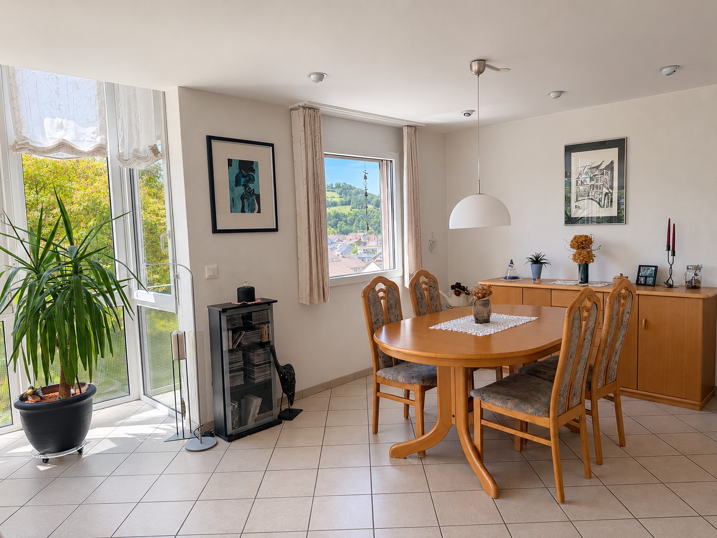 Esszimmer mit großem Fenster und Ausblick