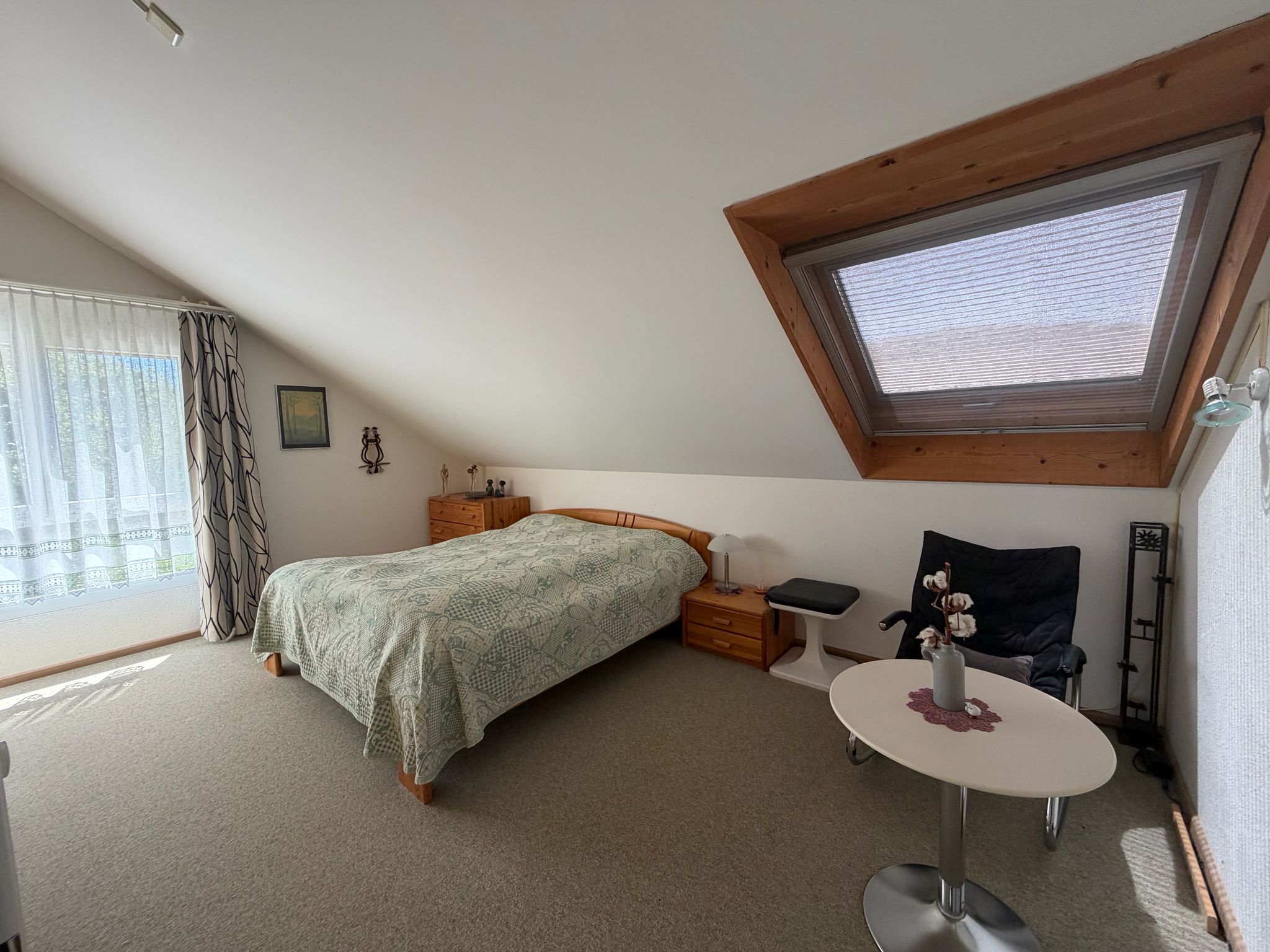 Helles Dachgeschoss-Schlafzimmer
