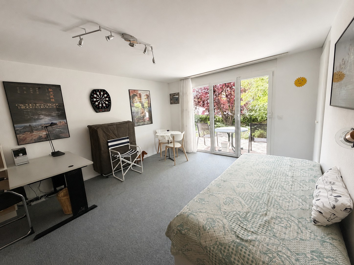 Helles Schlafzimmer mit Zugang zur Terrasse