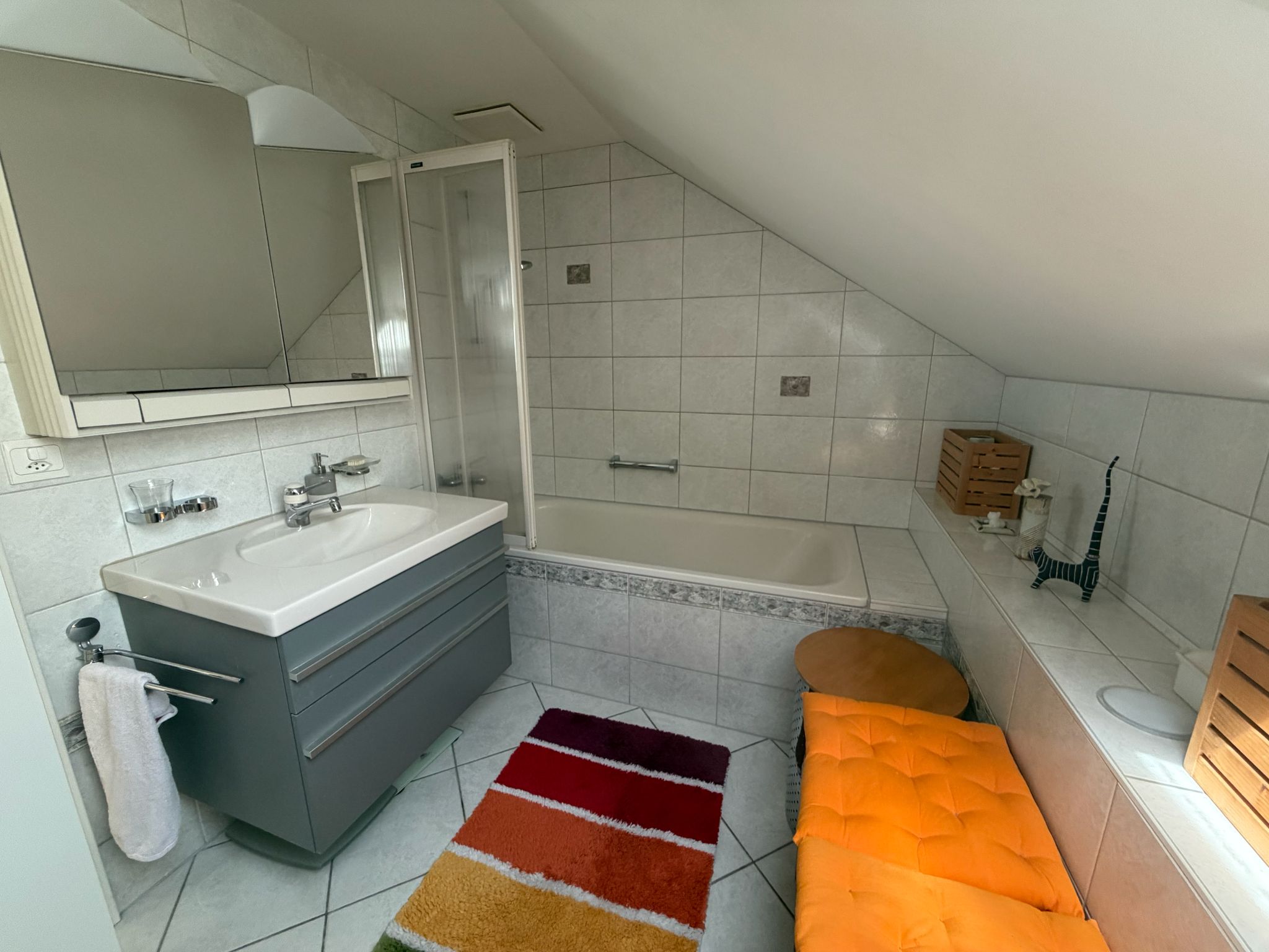 Dachgeschossbad mit Badewanne und Waschtisch