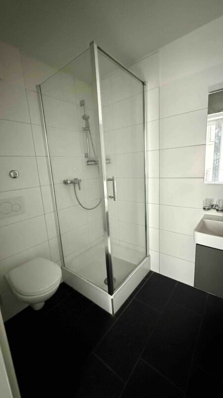 Modernes Bad mit Glasduschkabine