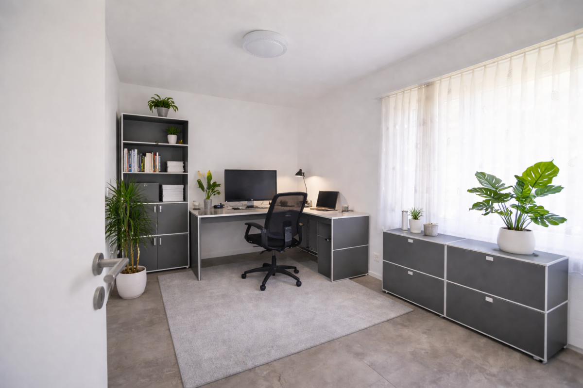 Modernes Homeoffice mit viel Tageslicht