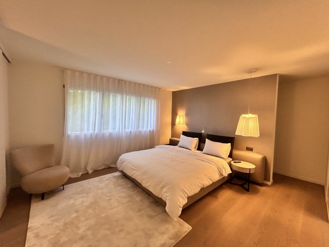 Helles Schlafzimmer mit Doppelbett und warmem Ambientelicht