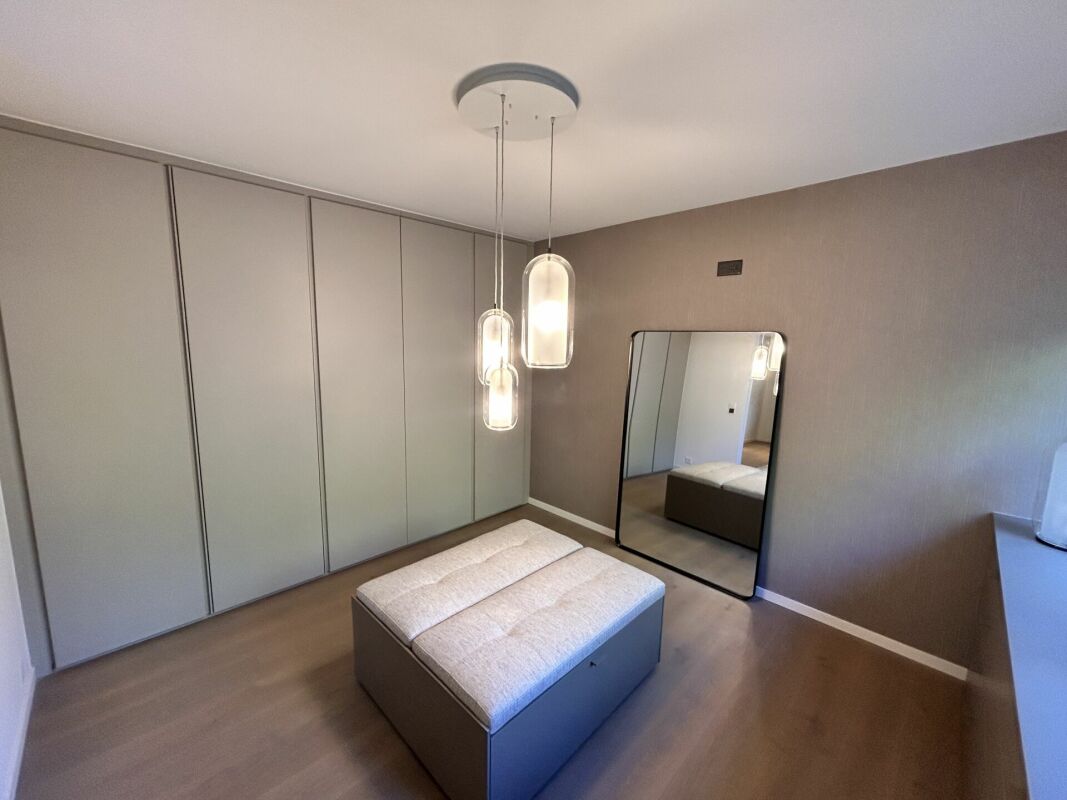Modernes Schlafzimmer mit Einbauschränken und Spiegel