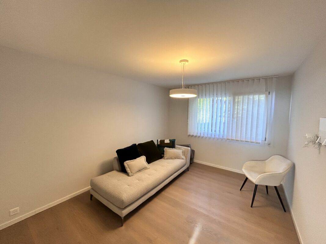 Helles Wohnzimmer mit Sofa