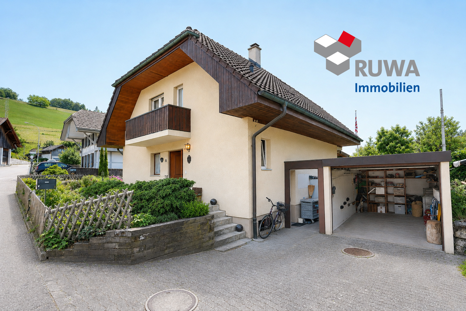 Einfamilienhaus mit Garagenanbau und Garten