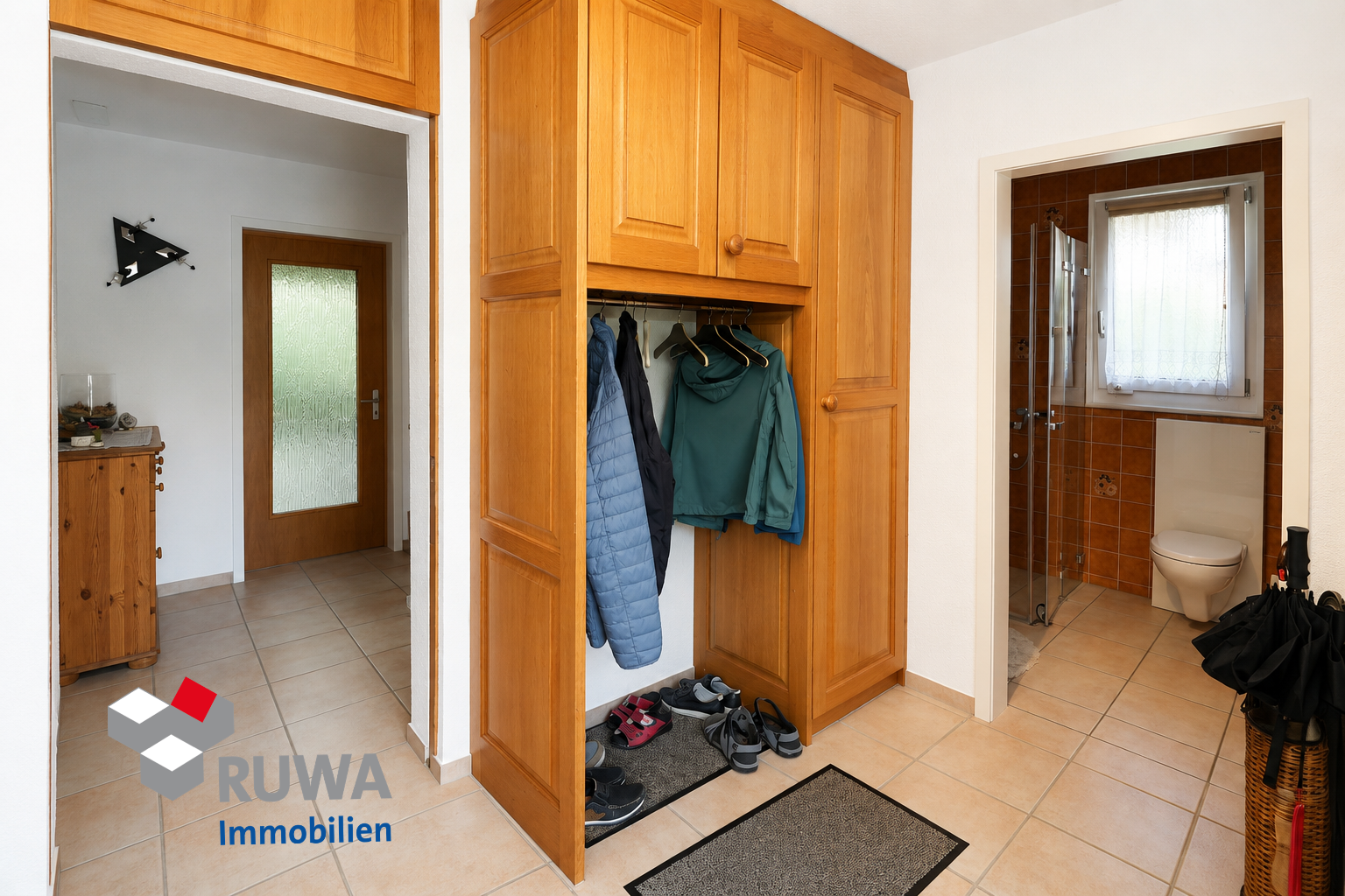 Flur mit Garderobe und Gäste-WC