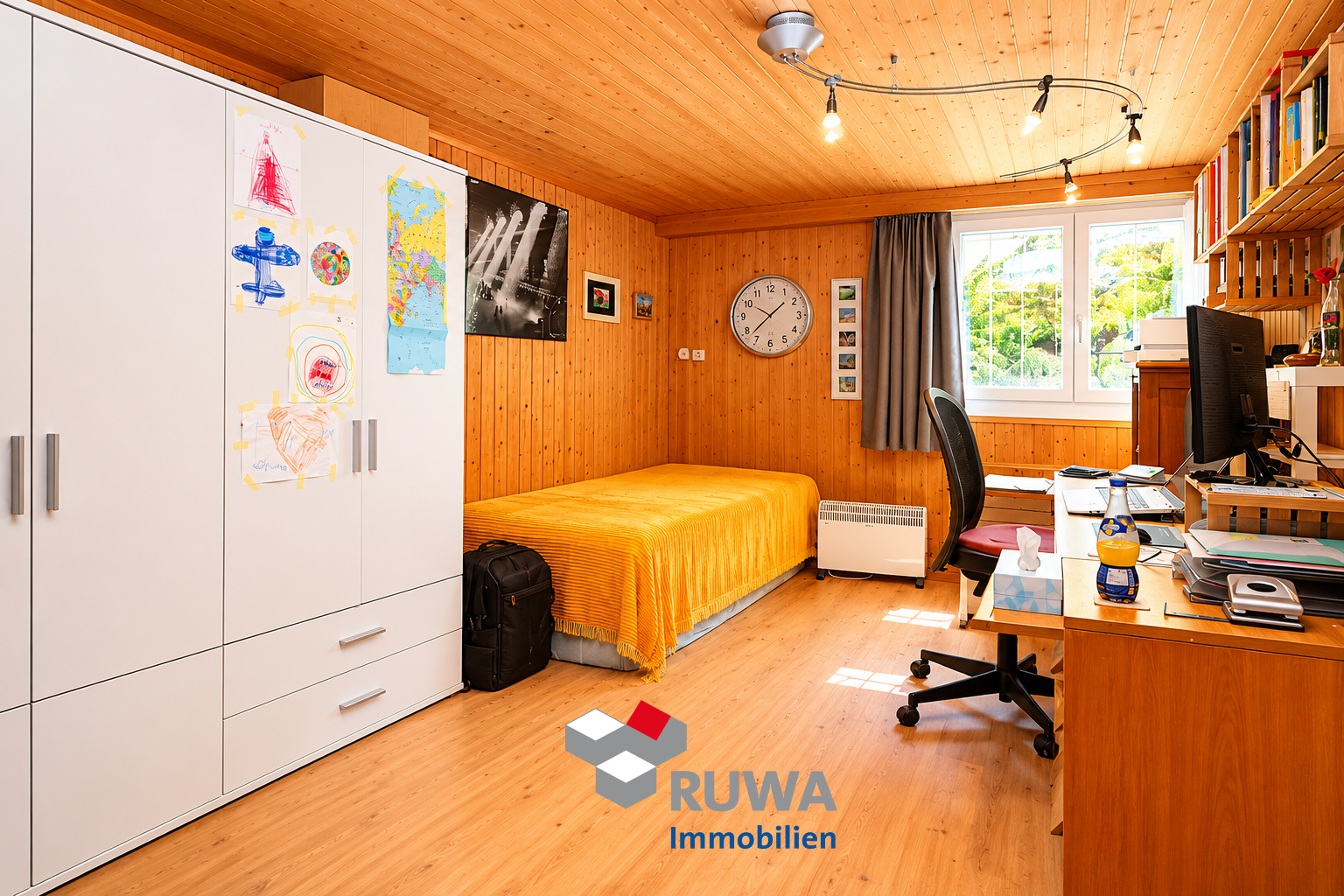 Holzgetäfeltes Arbeitszimmer mit Bett und Schreibtisch