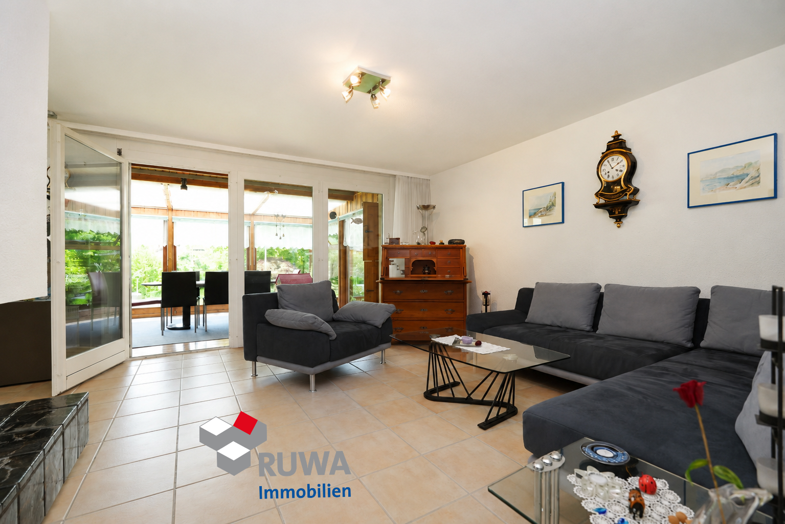 Helles Wohnzimmer mit Zugang zum Wintergarten
