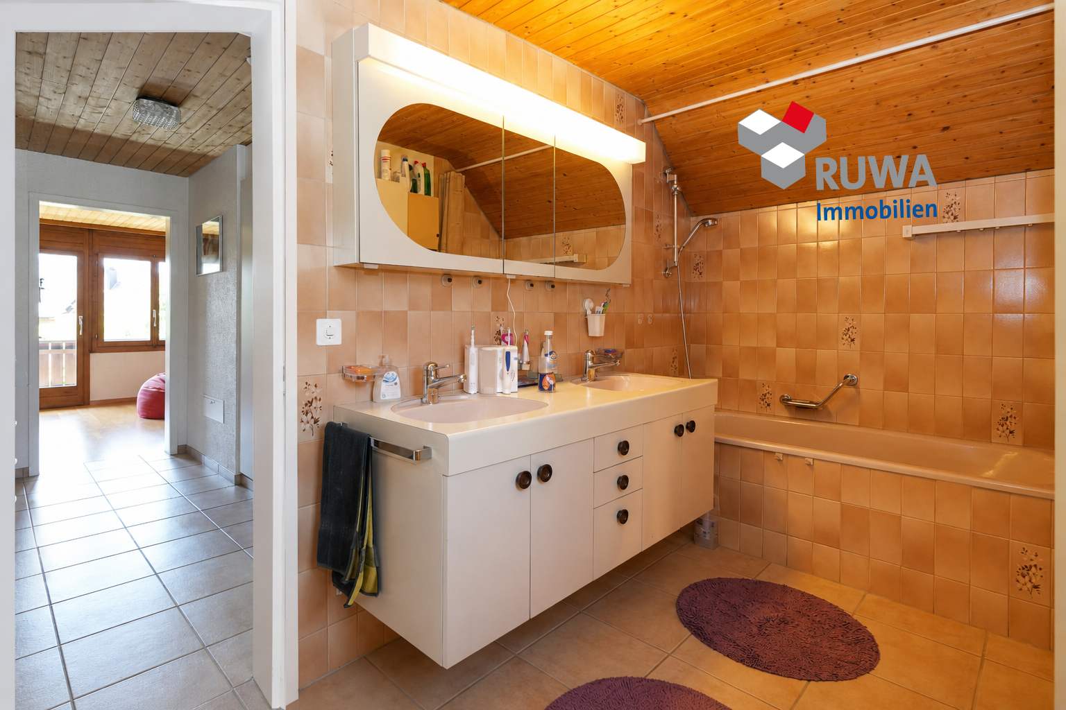 Badezimmer mit Holzdecke und Badewanne