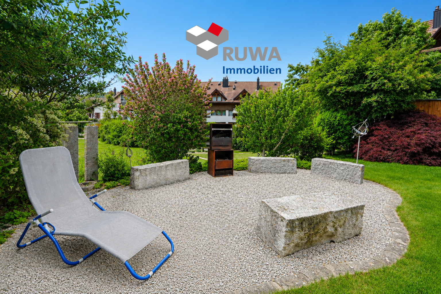 Gepflegter Garten mit Sitz- und Grillbereich