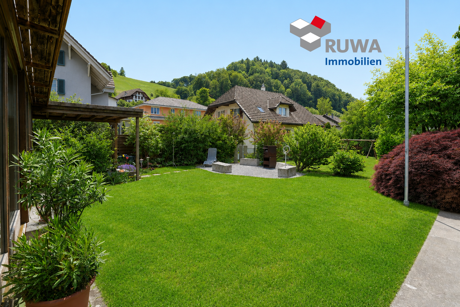Großer, gepflegter Garten mit Terrasse