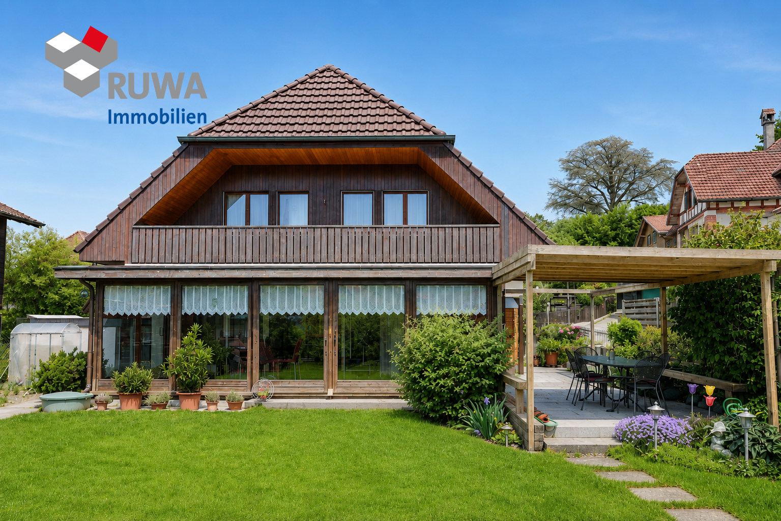 Ein rustikales Einfamilienhaus mit Garten und Holzterrasse
