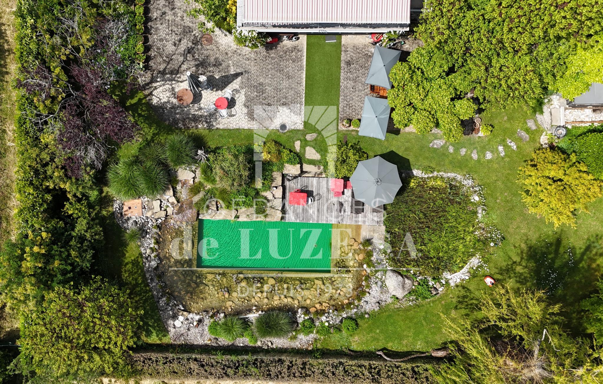 Luftaufnahme eines Gartens mit Pool, Terrasse und Außenbereich