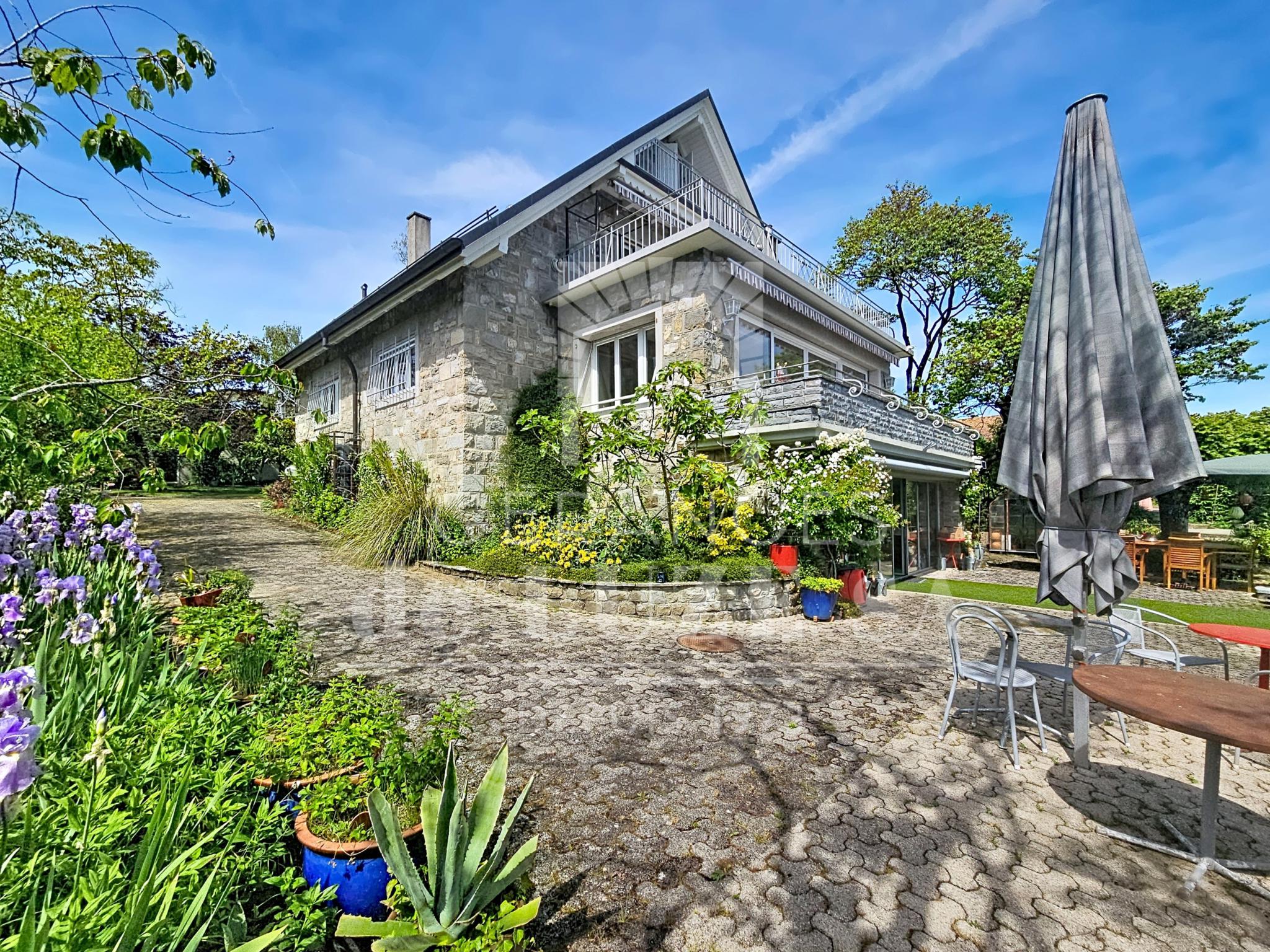 Steinhaus mit großem Garten und Terrasse