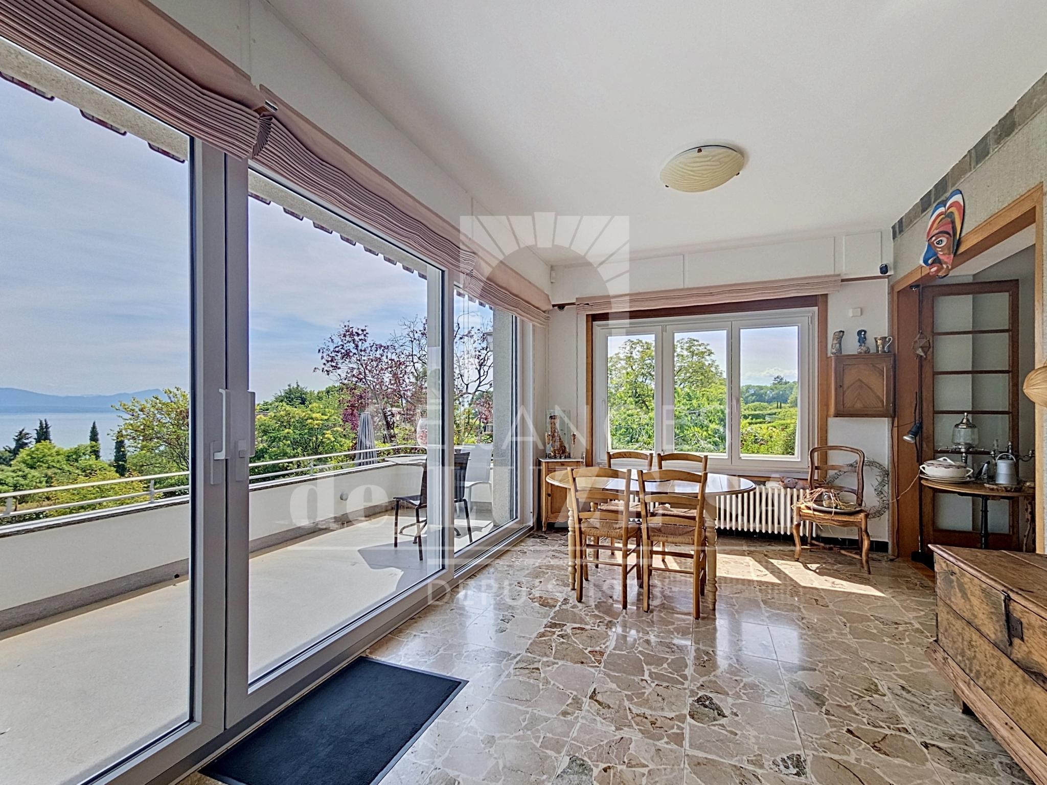 Helles Esszimmer mit Seeblick
