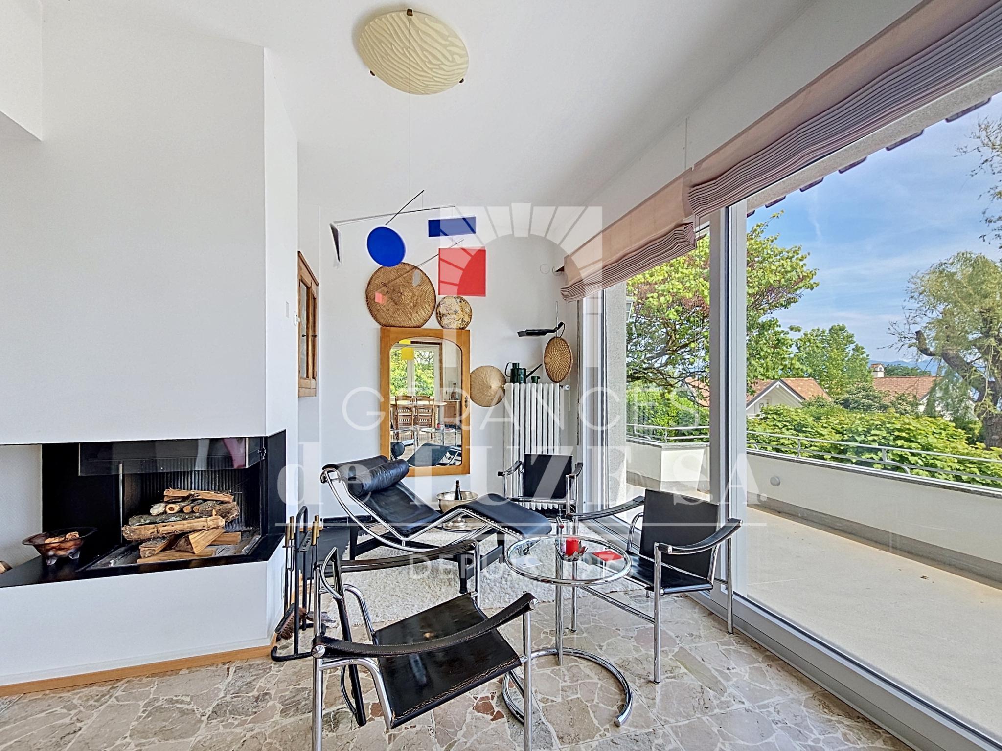 Wohnzimmer mit Kamin und Terrasse