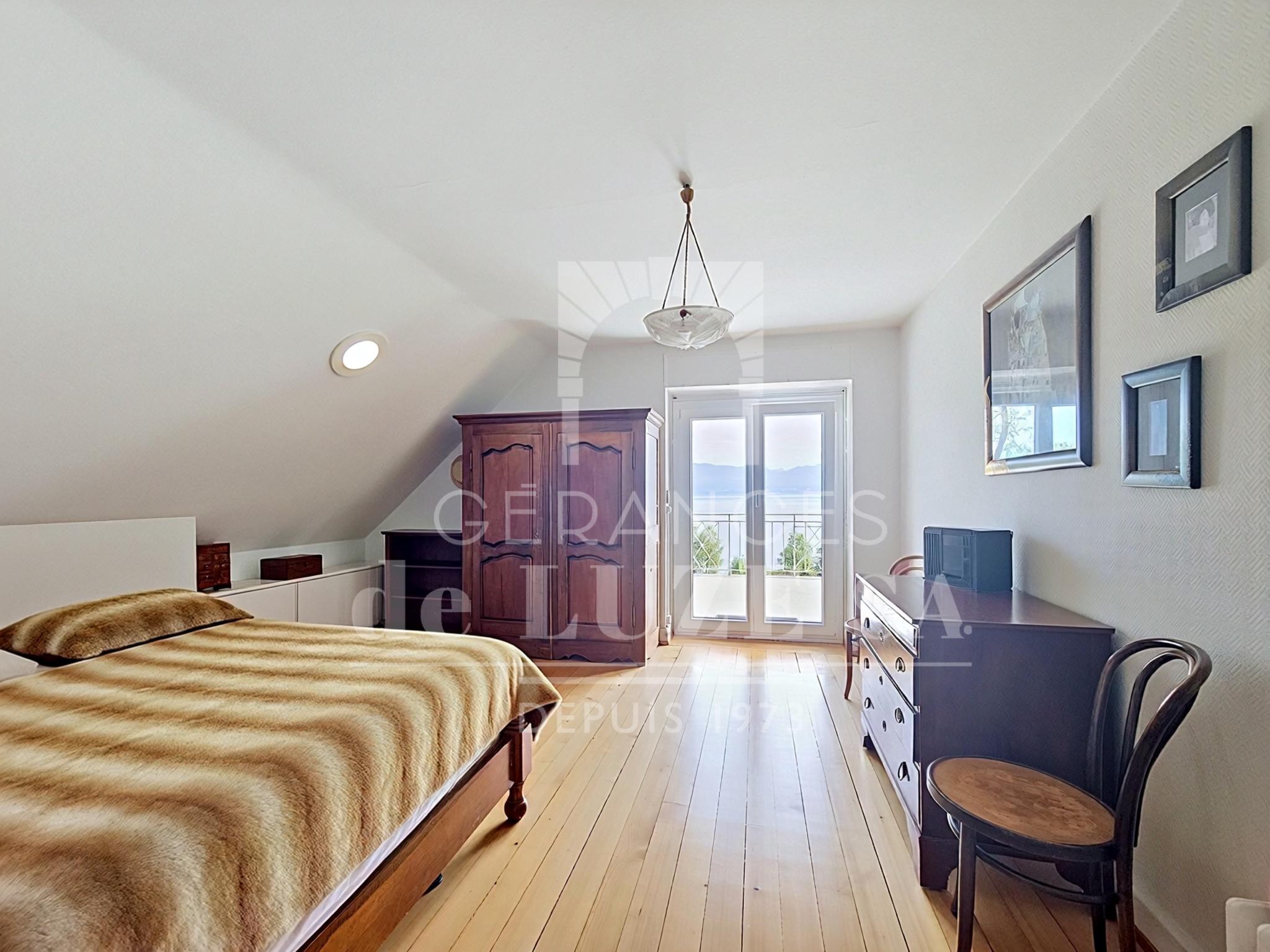 Schlafzimmer mit Balkon und Seeblick