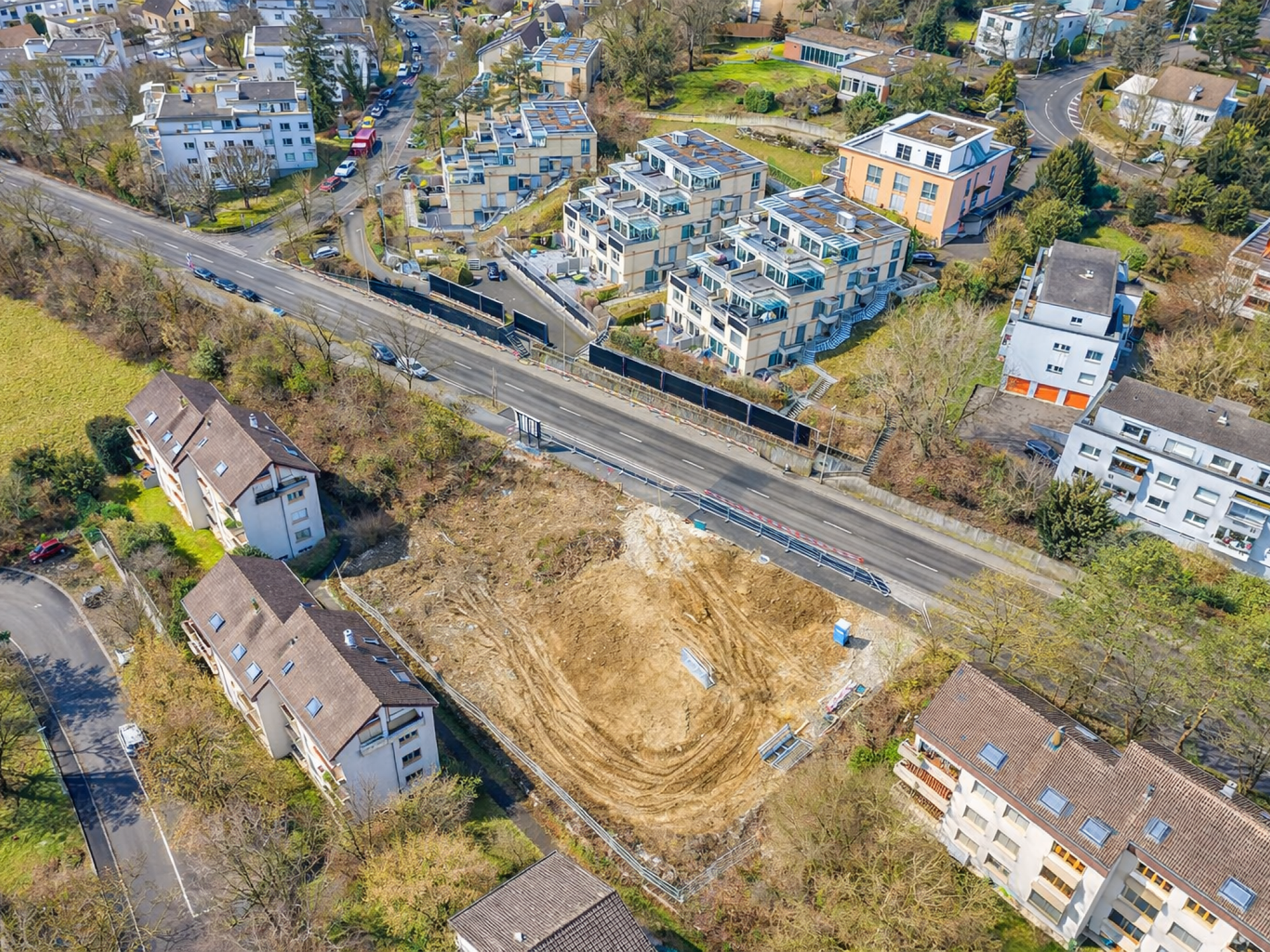Luftaufnahme eines Wohngebiets mit Baugrundstück