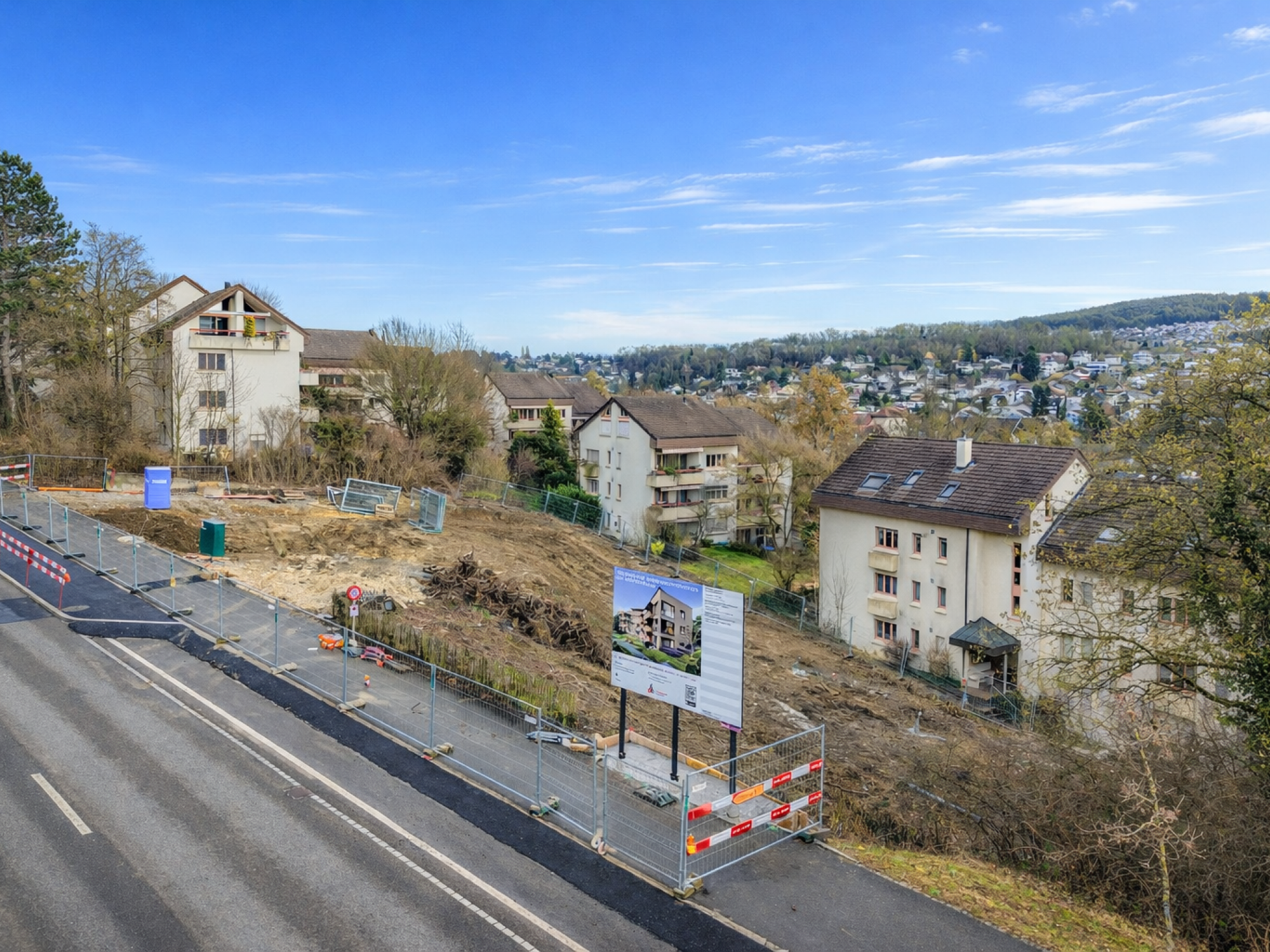 Baugrundstück mit Abriss- und Neubaukontext in Hanglage