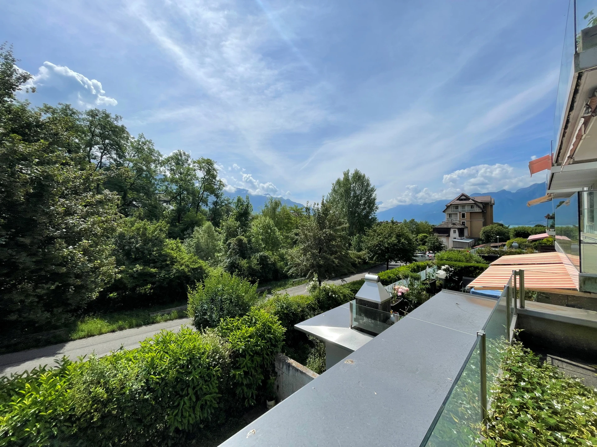 Balkon mit Berg- und Seeblick