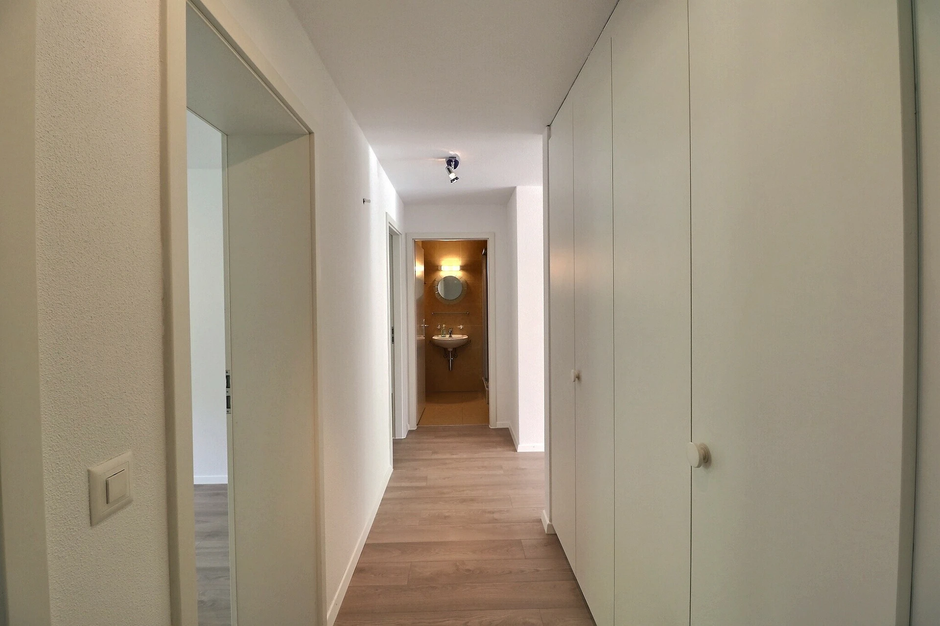 Heller Flur mit Einbauschränken