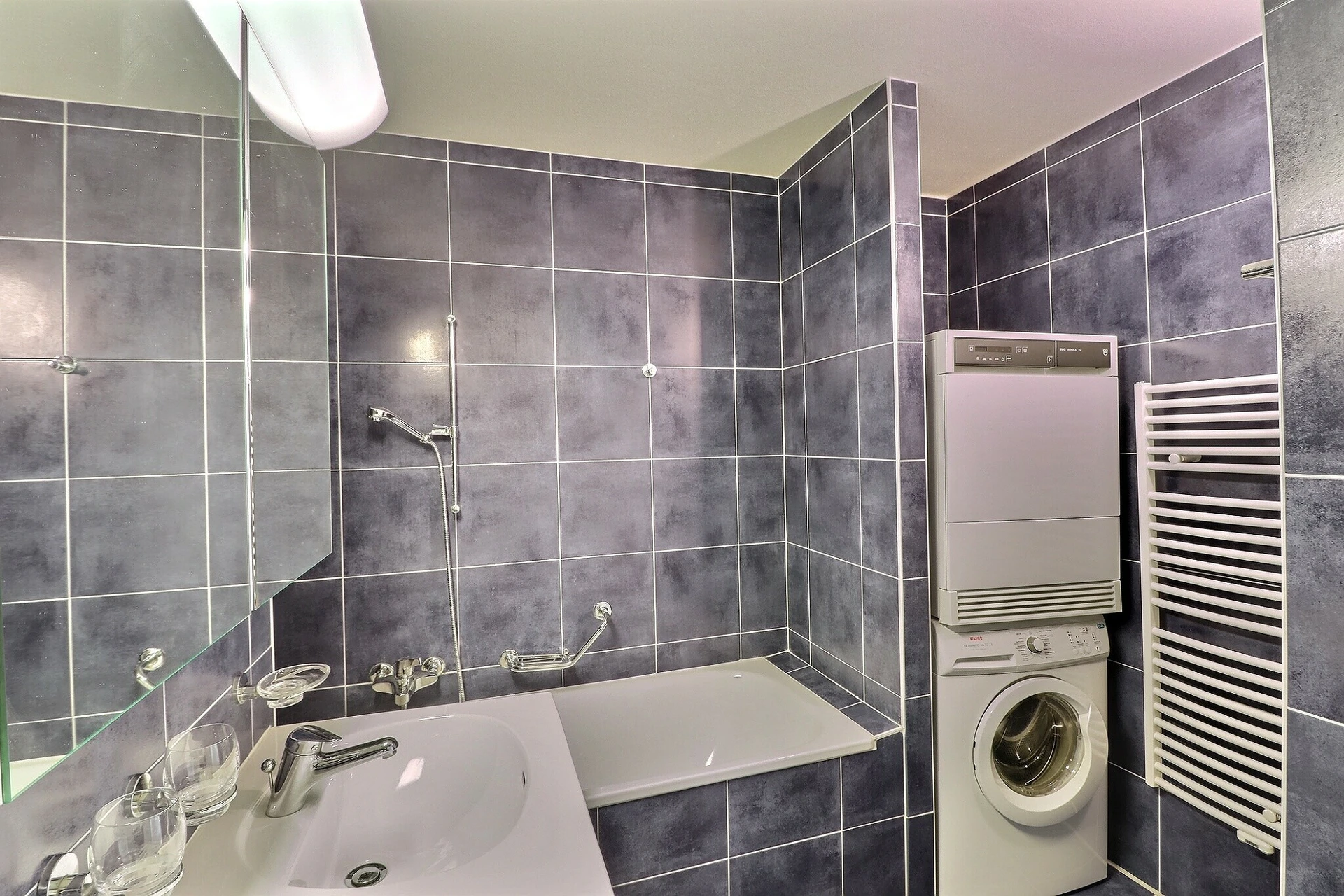 Modernes Badezimmer mit Badewanne und Hauswirtschaftsbereich