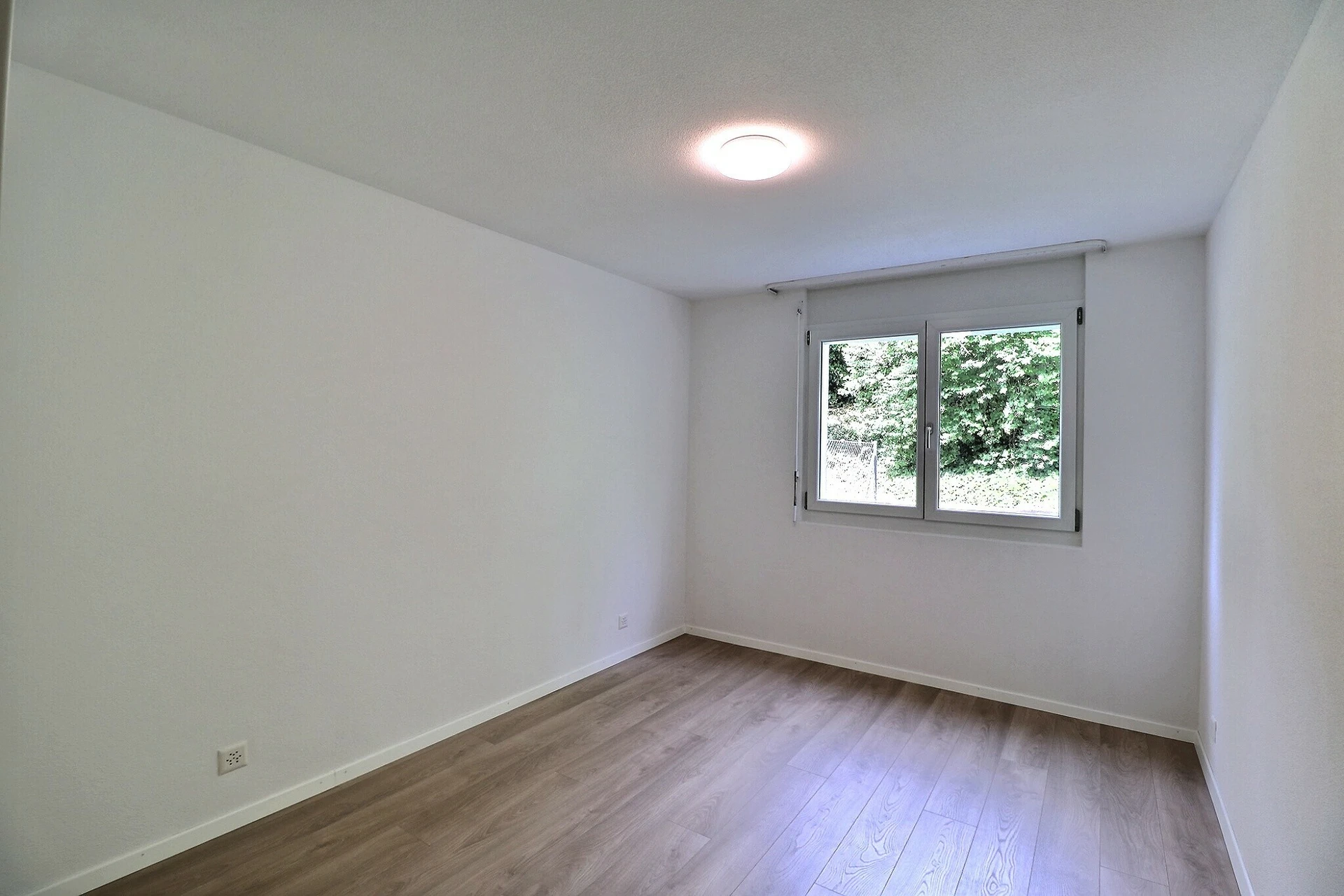 Leerer, heller Raum mit Fenster