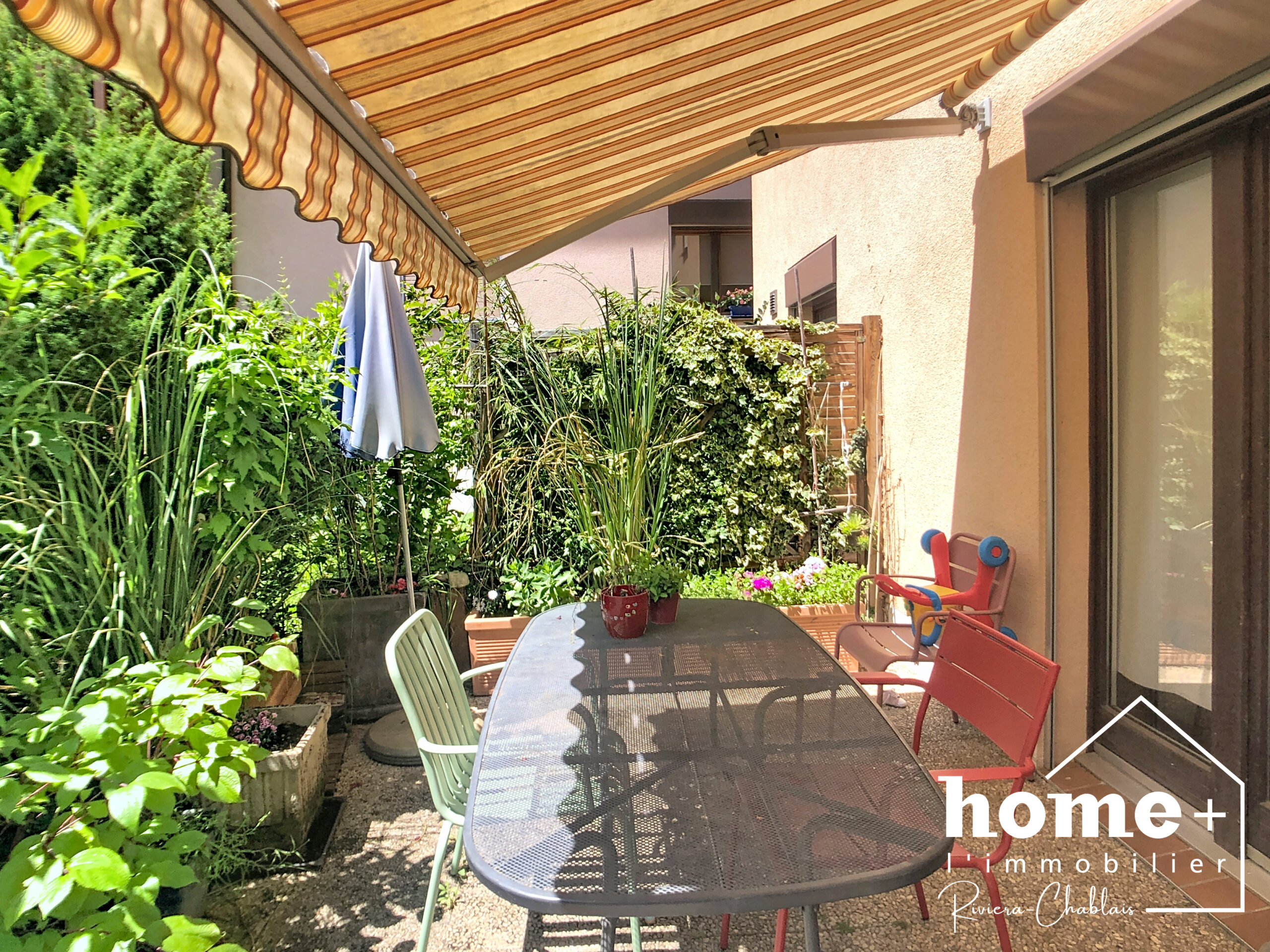 Überdachte Terrasse mit Gartenmöbeln