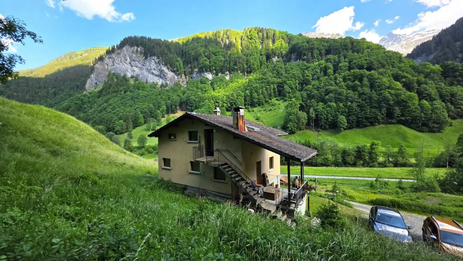 Alpenhaus in grüner Berglandschaft