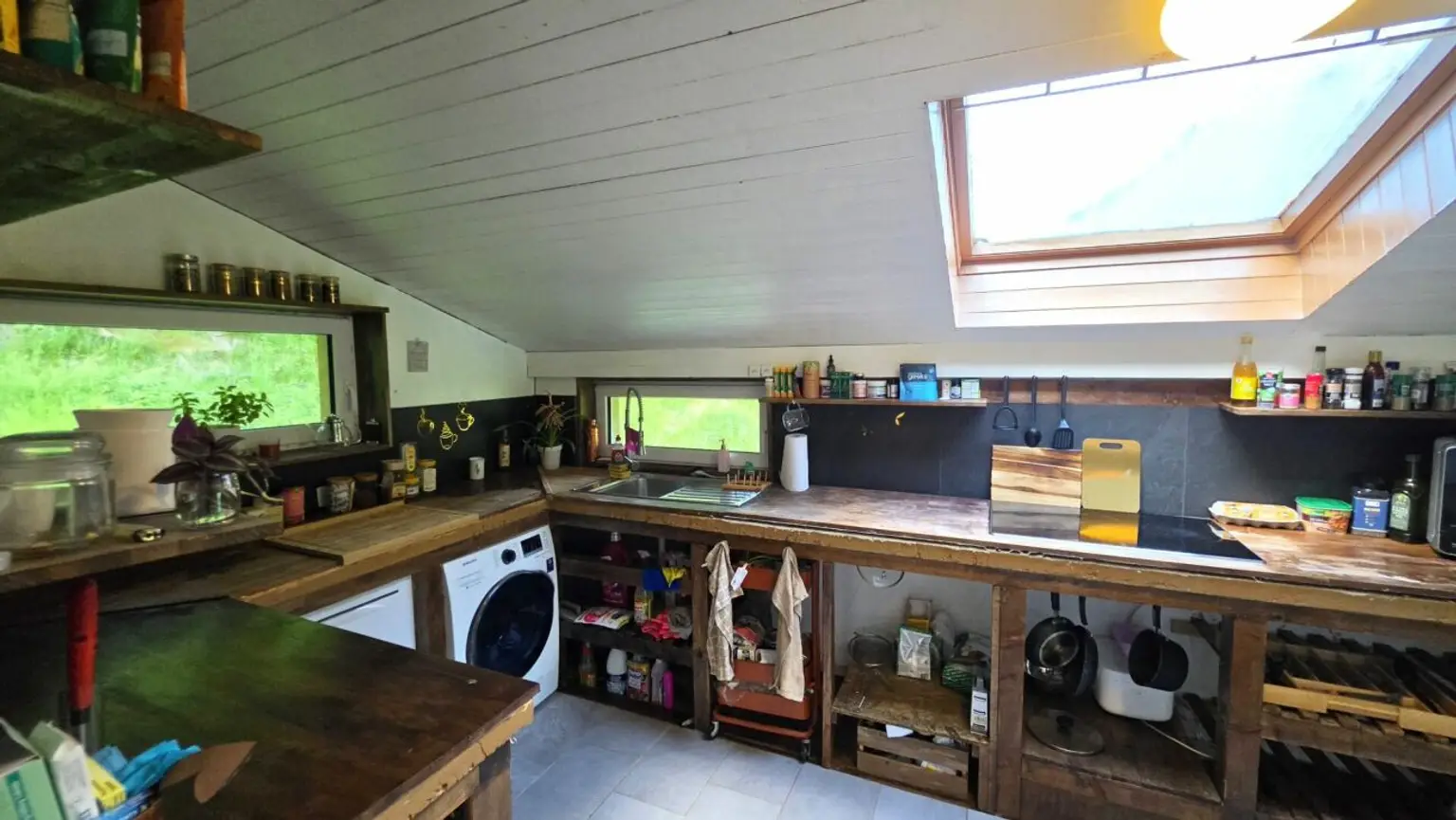 Kleine Dachküche mit Oberlicht