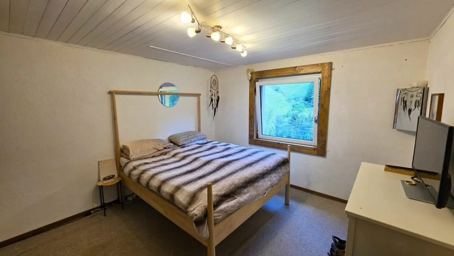 Gemütliches Schlafzimmer mit Blick ins Grüne